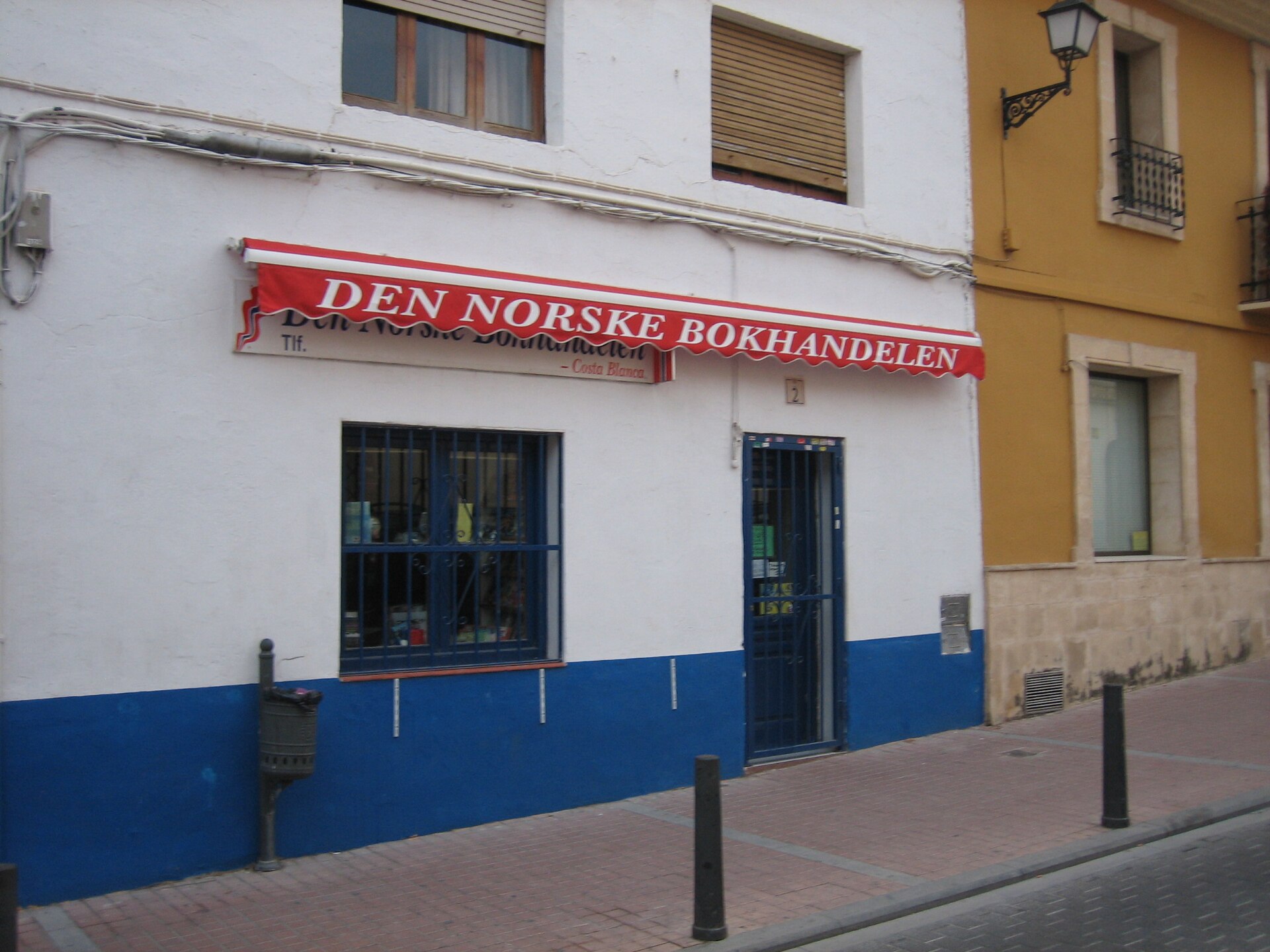 Fachada de tienda noruega en una calle de Alfaz del Pi