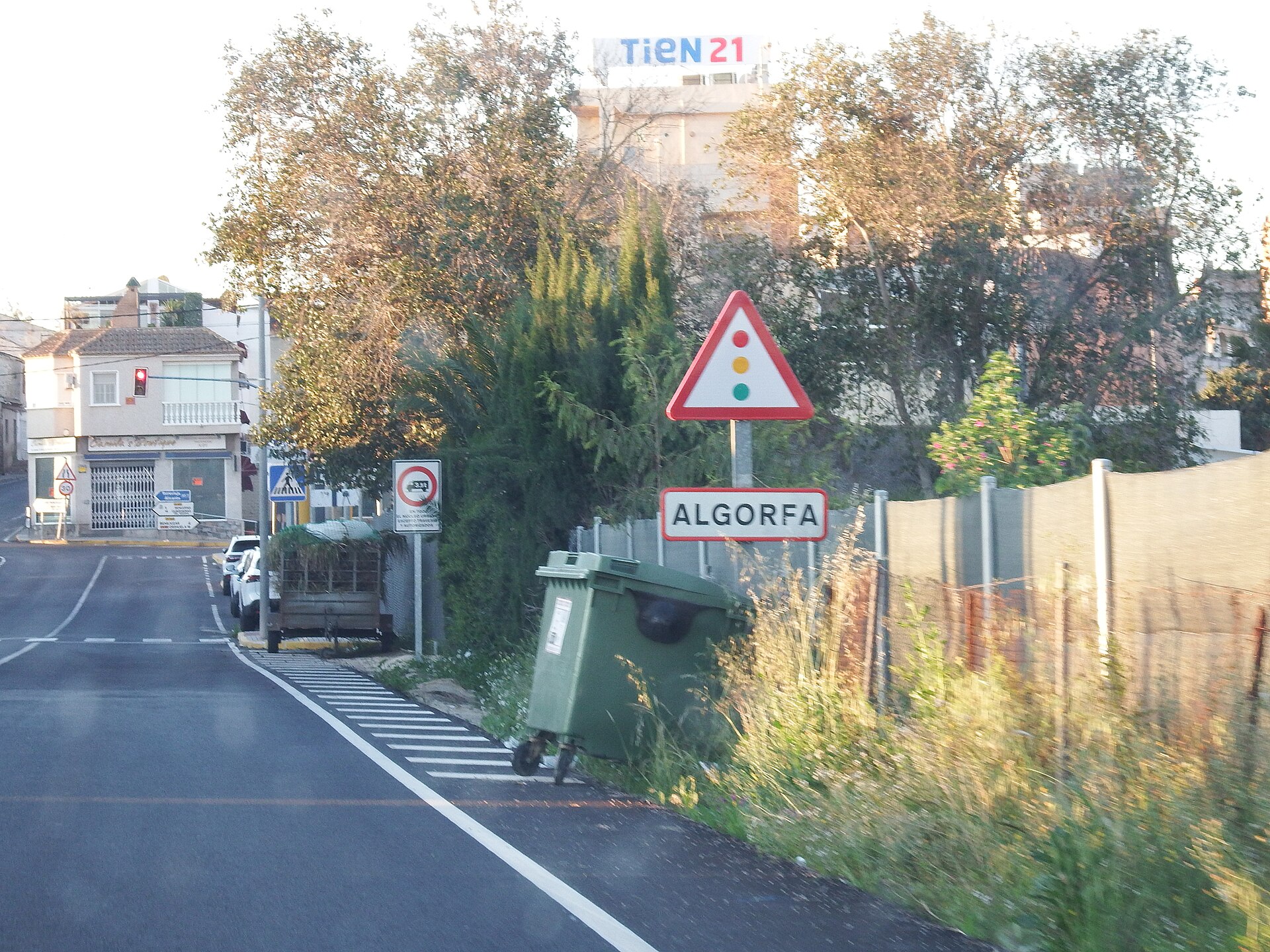 Señal de entrada con el nombre 'ALGORFA' en la carretera