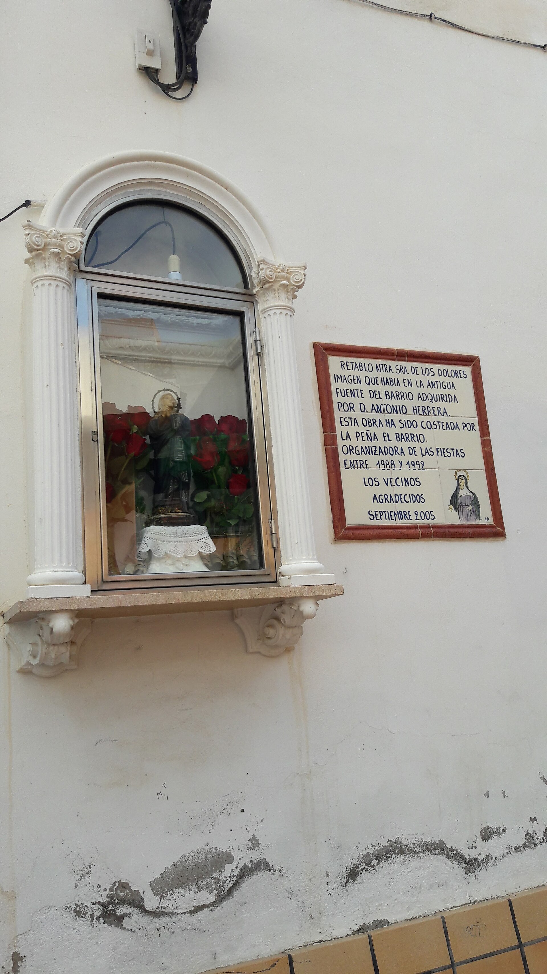 Hornacina y placa del retablo de Ntra. Sra. de los Dolores, Barrio de los Dolores, Alhama de Murcia