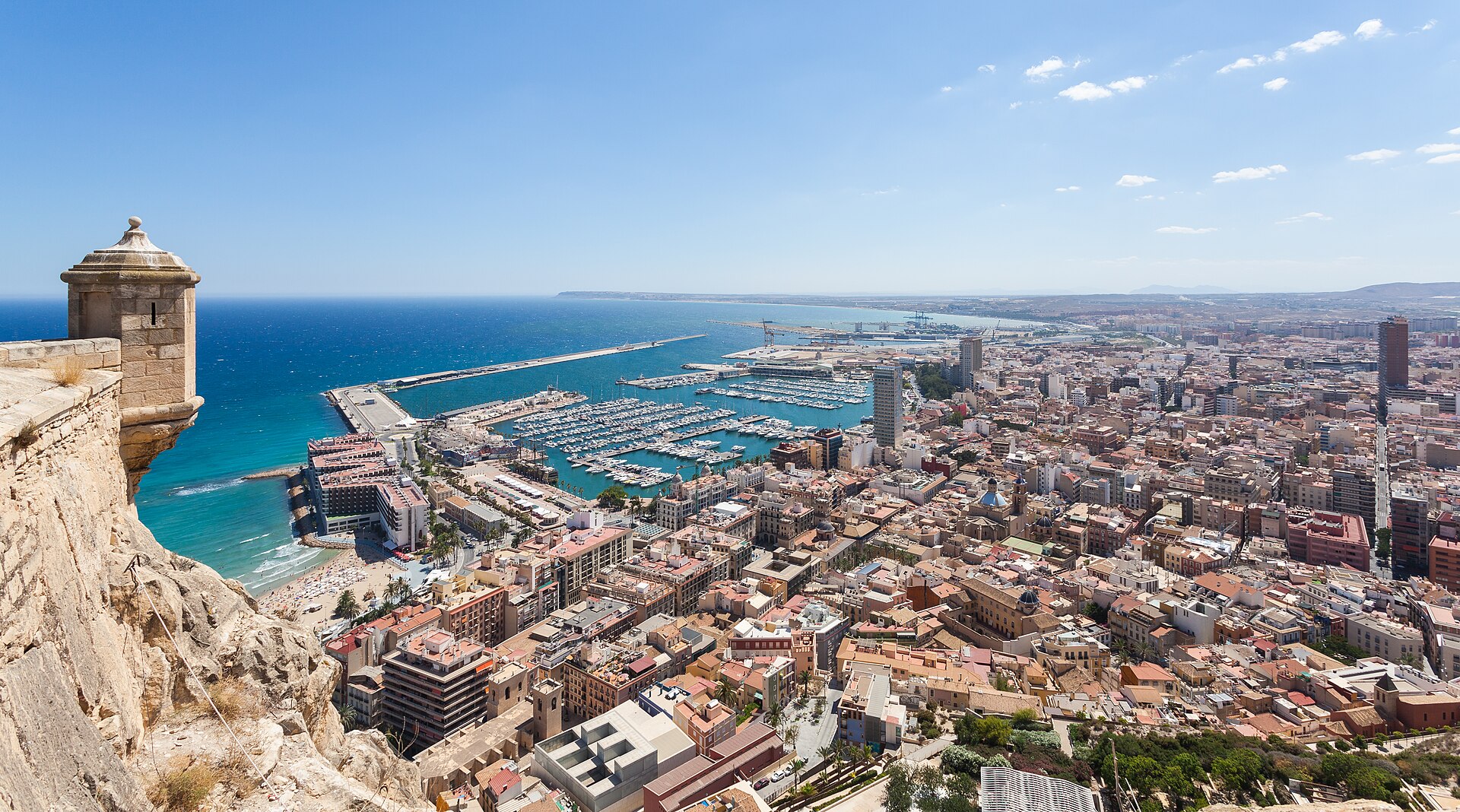Vista del puerto de Alicante y garita del castillo