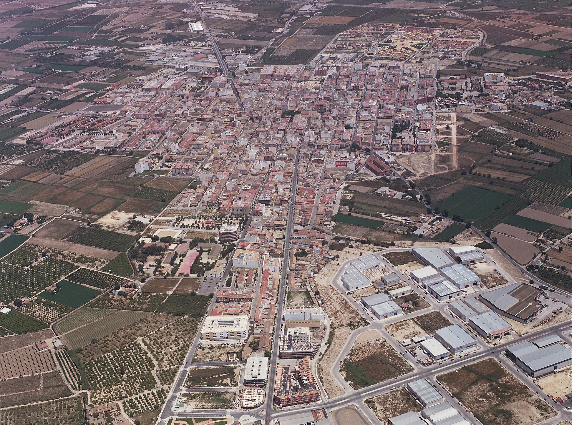 Vista aérea del núcleo urbano e industrial de Almoradí