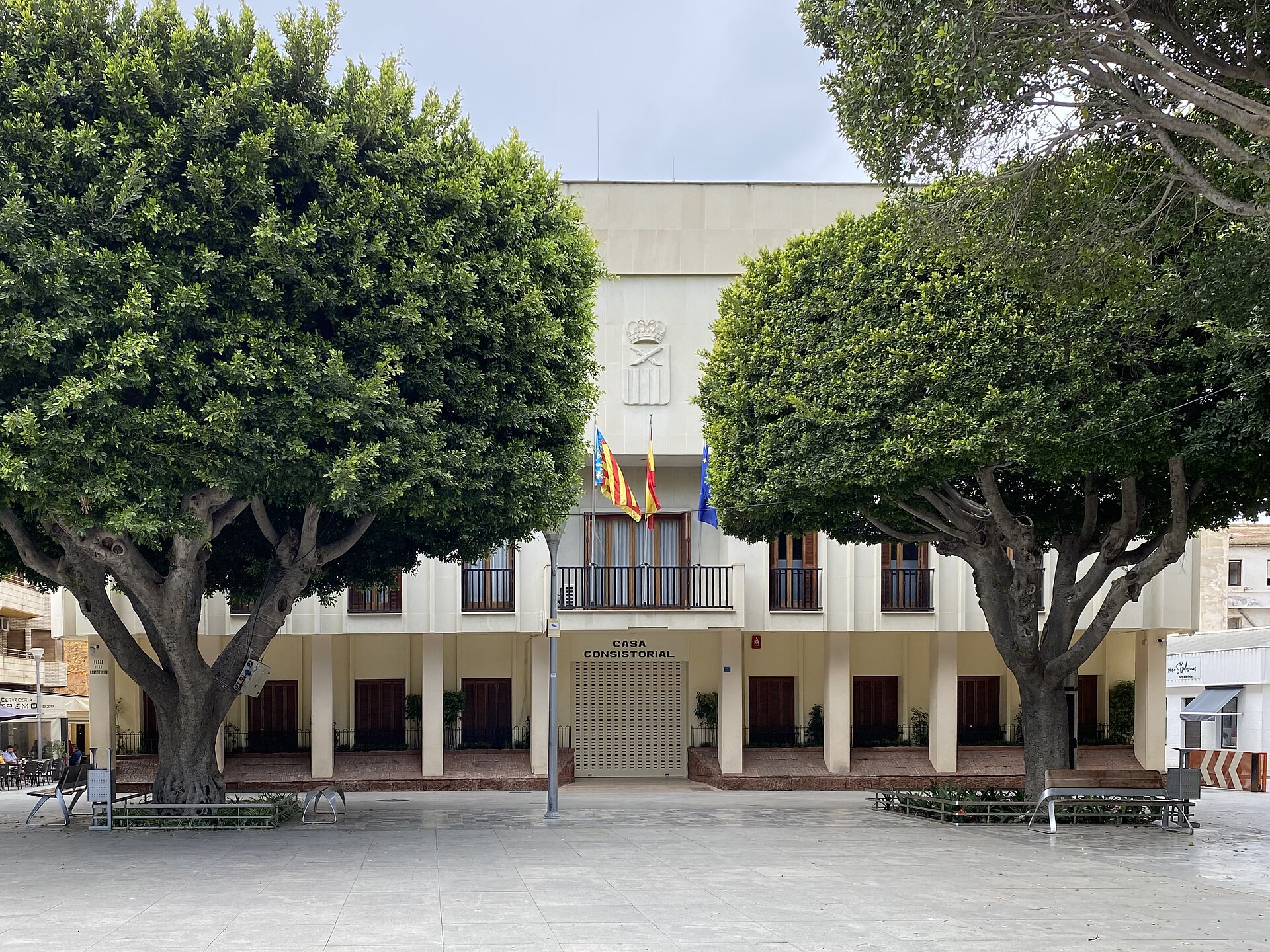 Fachada principal del Ayuntamiento de Almoradí