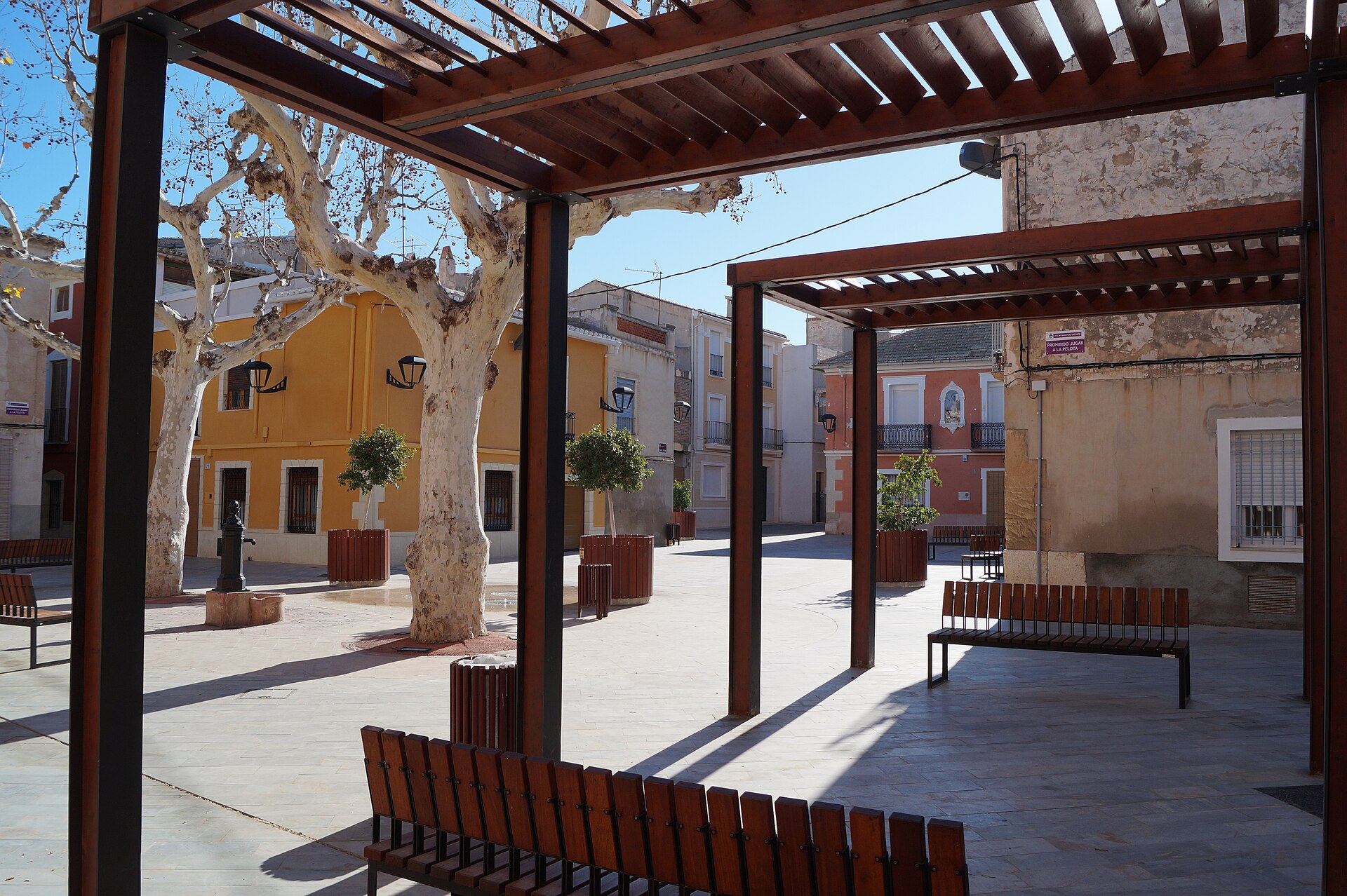 Plaza de San Juan en Aspe bajo pérgolas