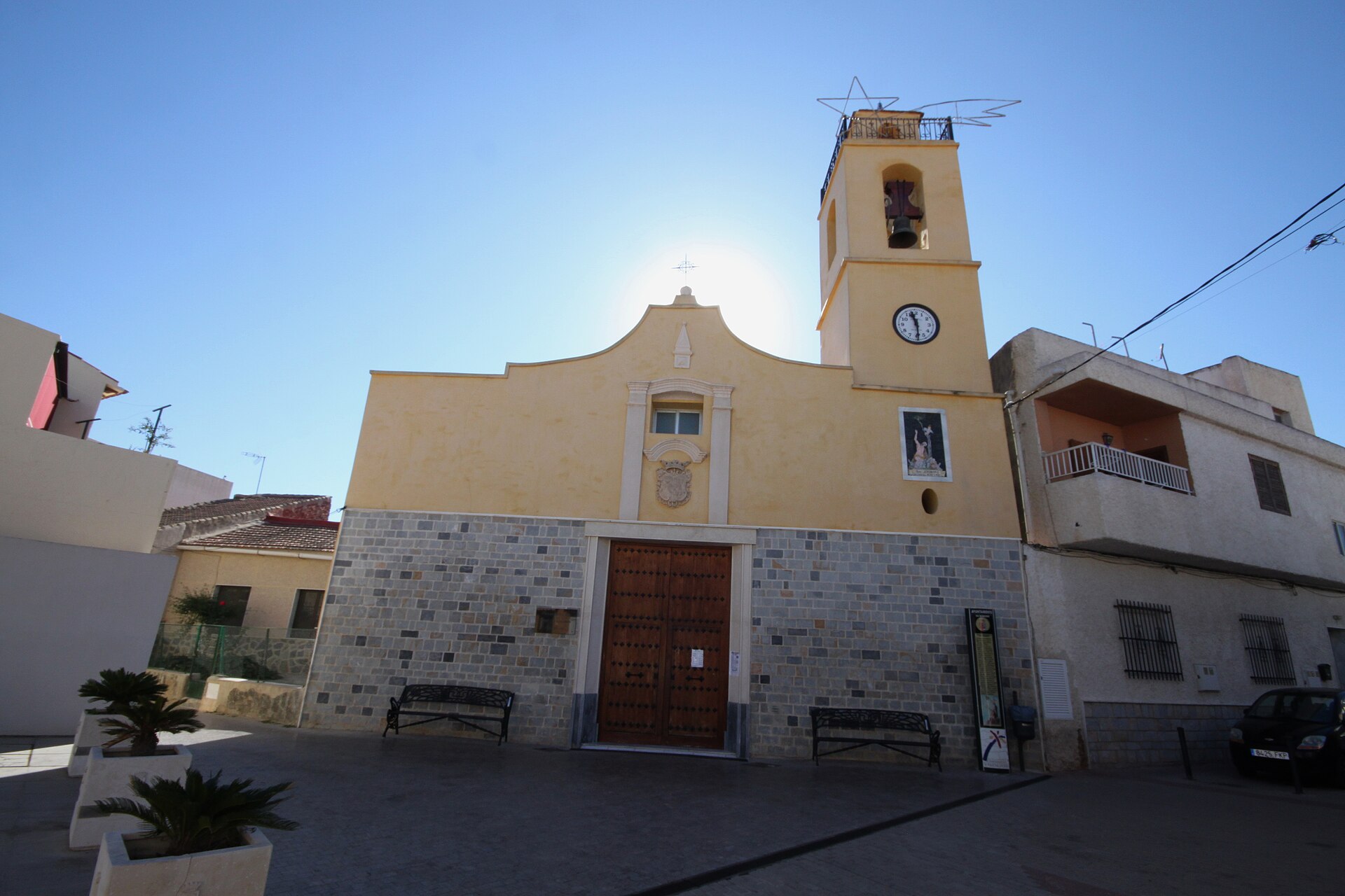 Fachada principal de la iglesia de Benferri, vista amplia
