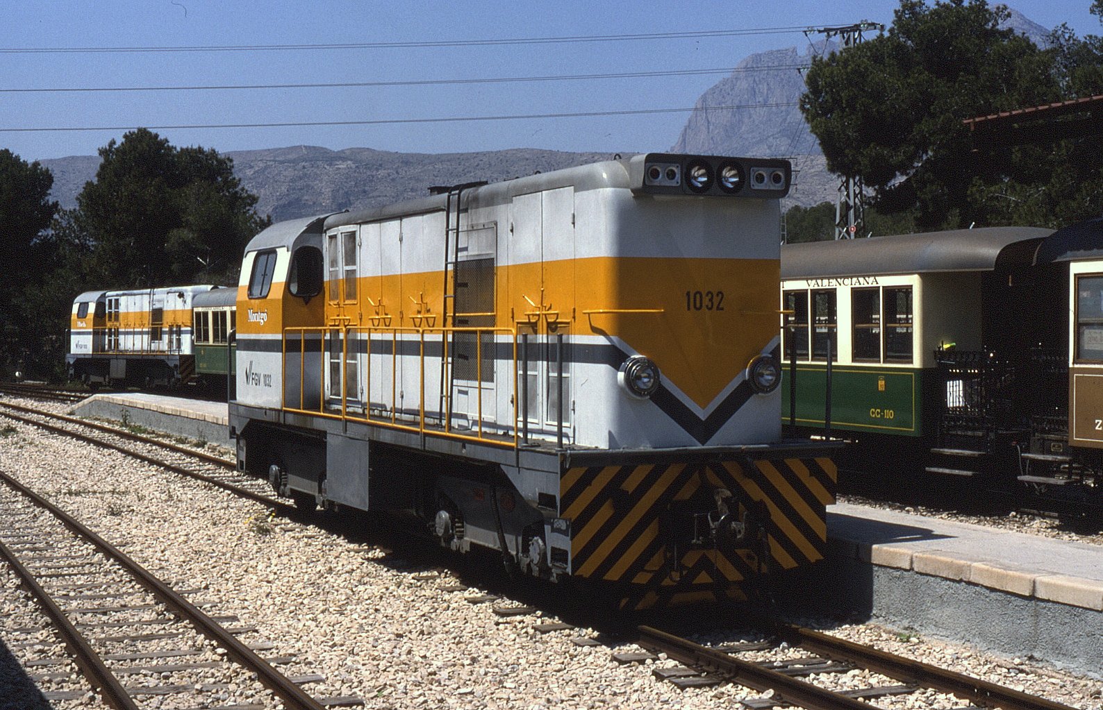 Locomotora en estación de Benidorm con montaña de fondo (1997)