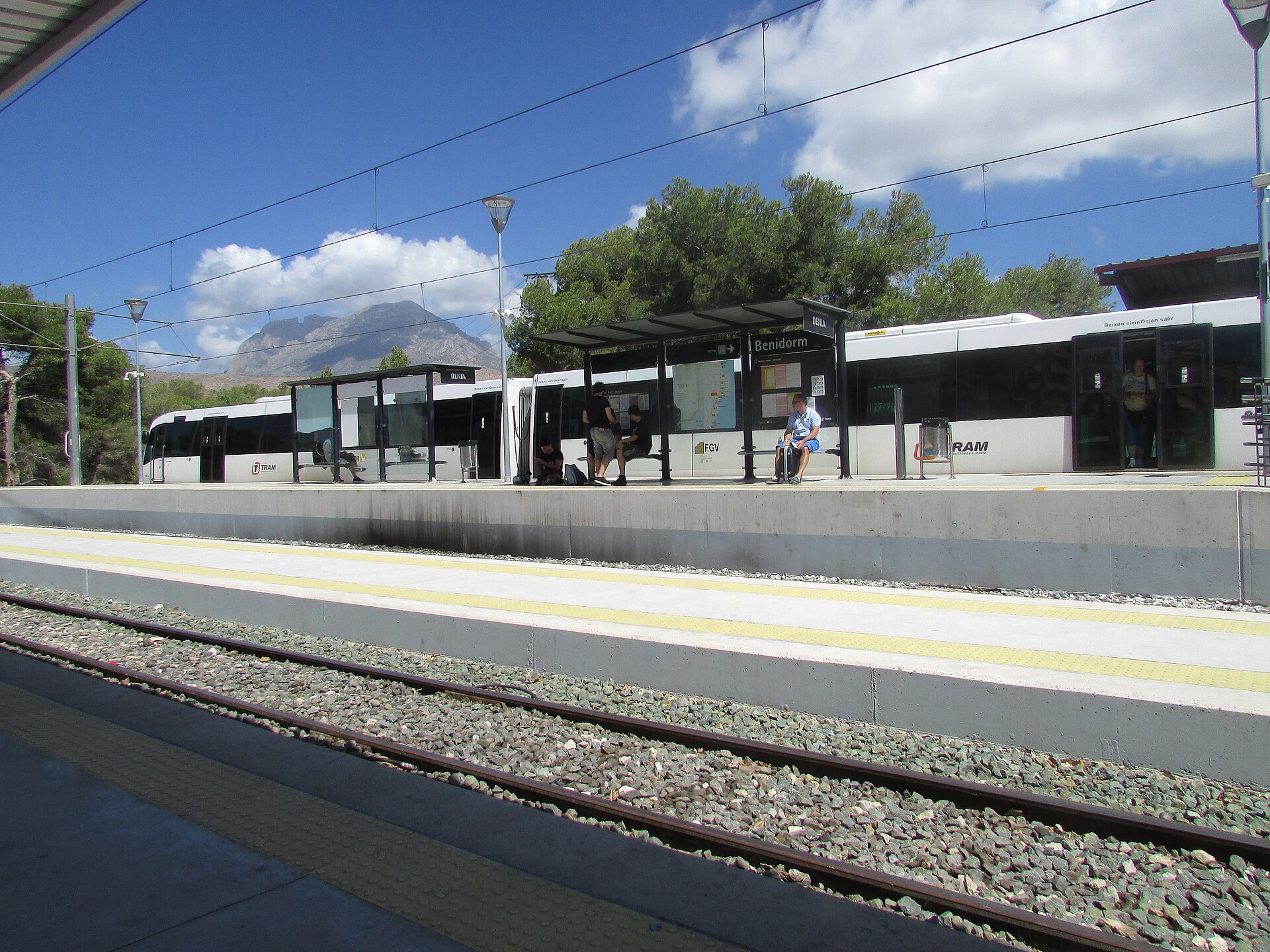 Andén de la estación de Benidorm con montaña al fondo