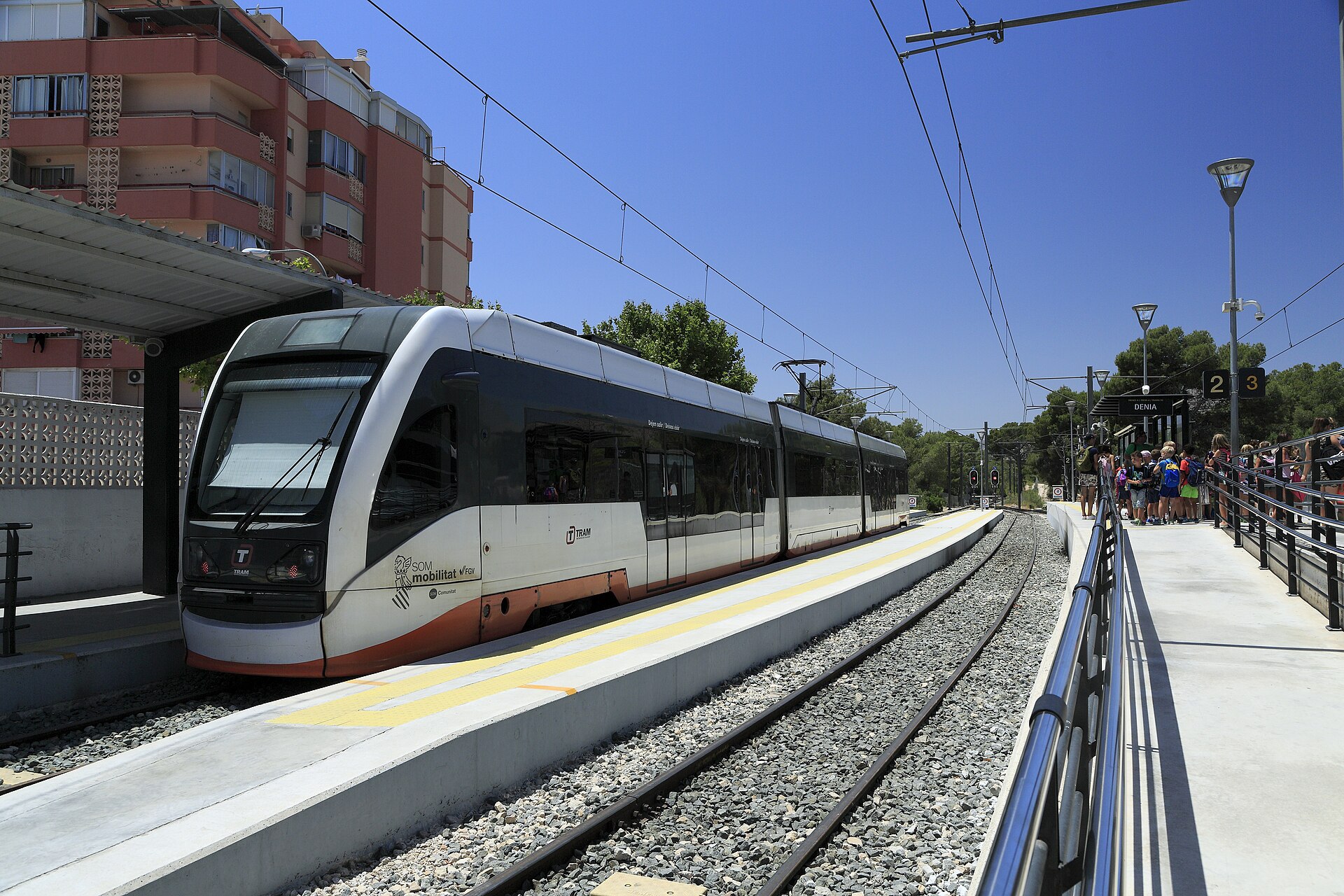 Convoy Citylink en la estación de Benidorm con pasajeros en andén