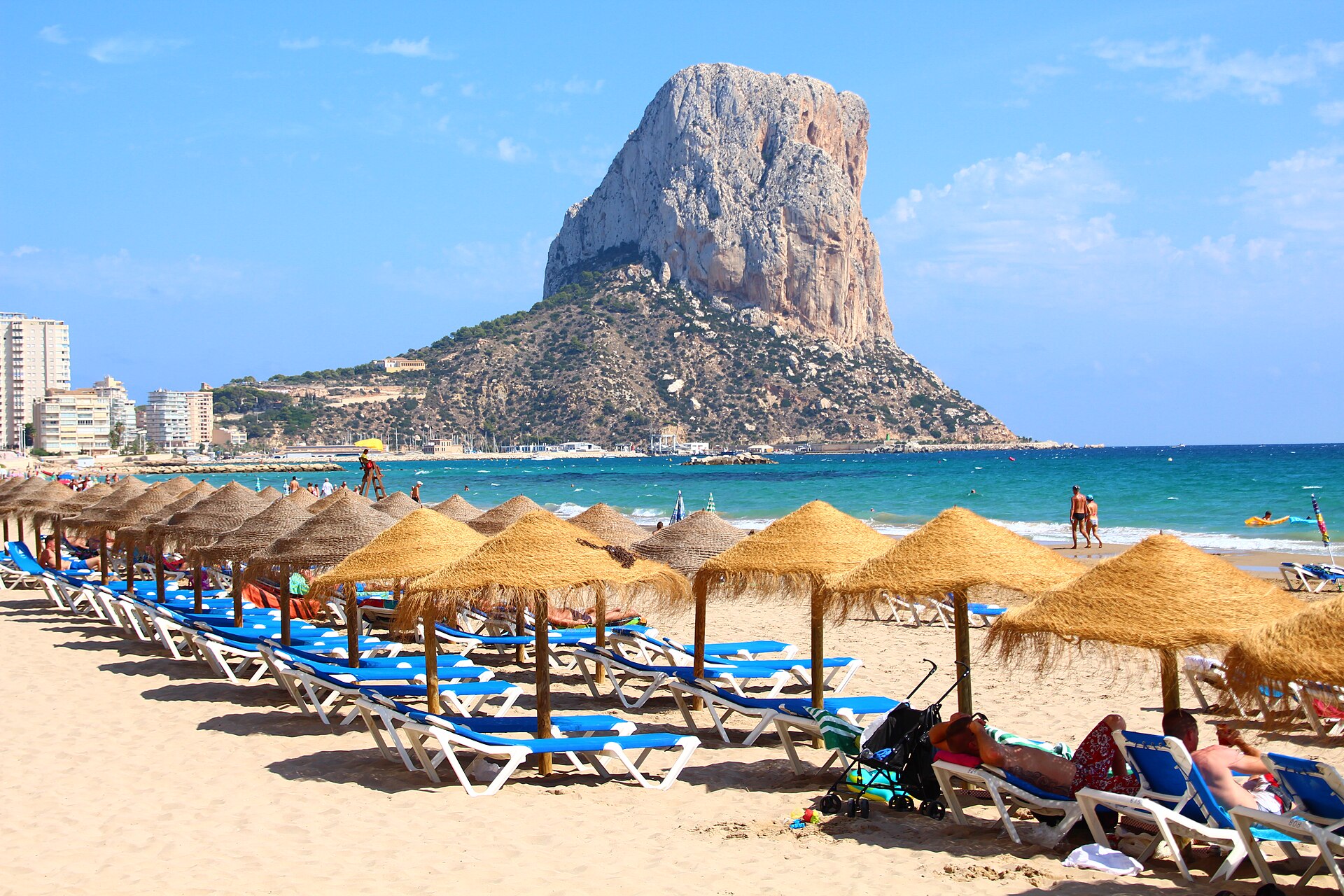 Tumbonas y sombrillas en la playa del Arenal con el Peñón de Ifach