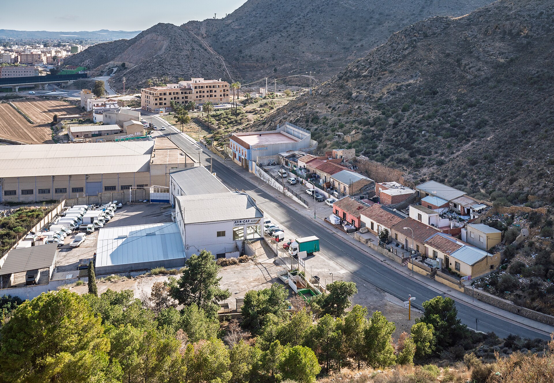 Carretera CV-9005 (Cox–Callosa) junto a la ladera y polígonos, vista desde el Castillo de Cox