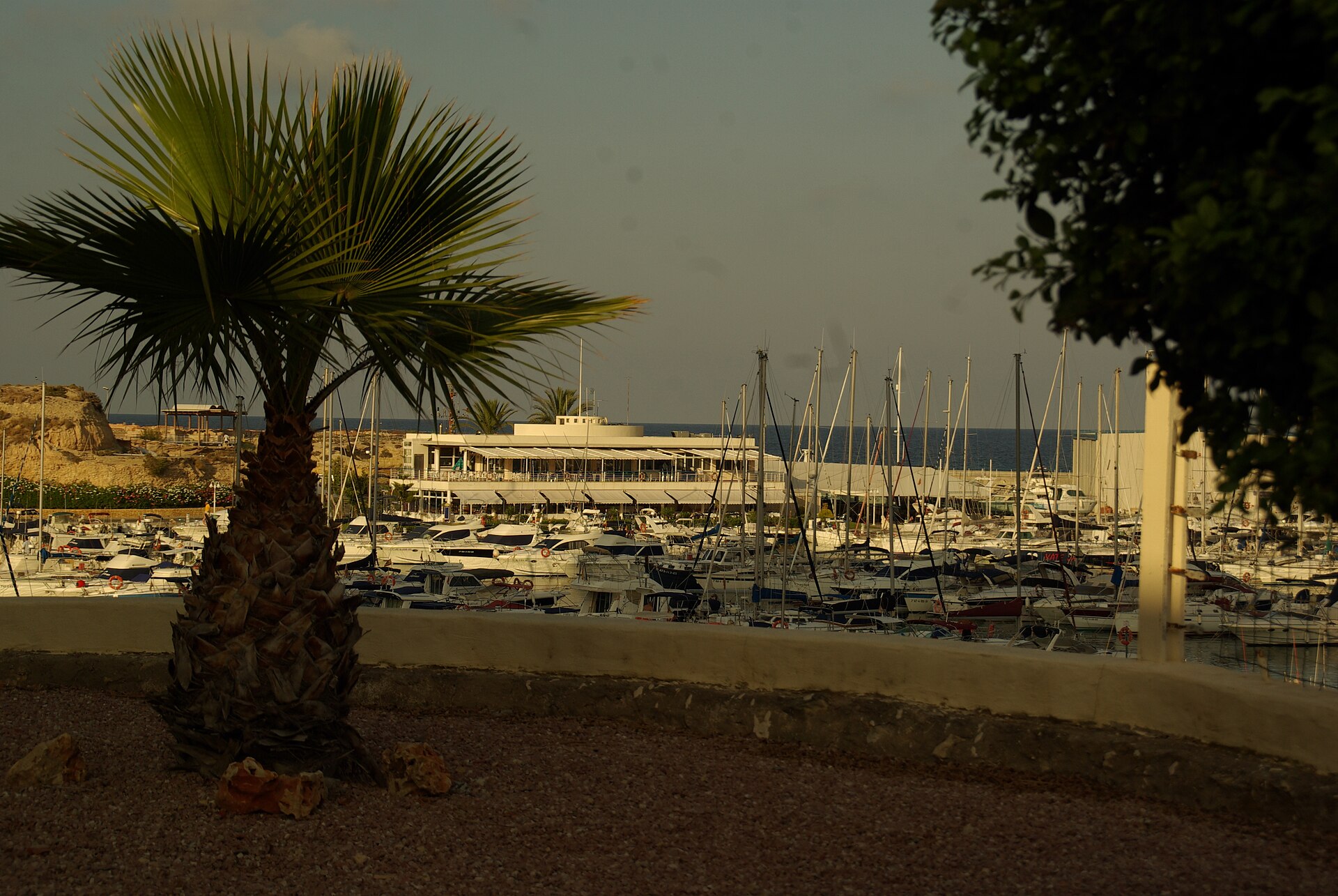El Campello, puerto deportivo con embarcaciones y edificio de restaurante