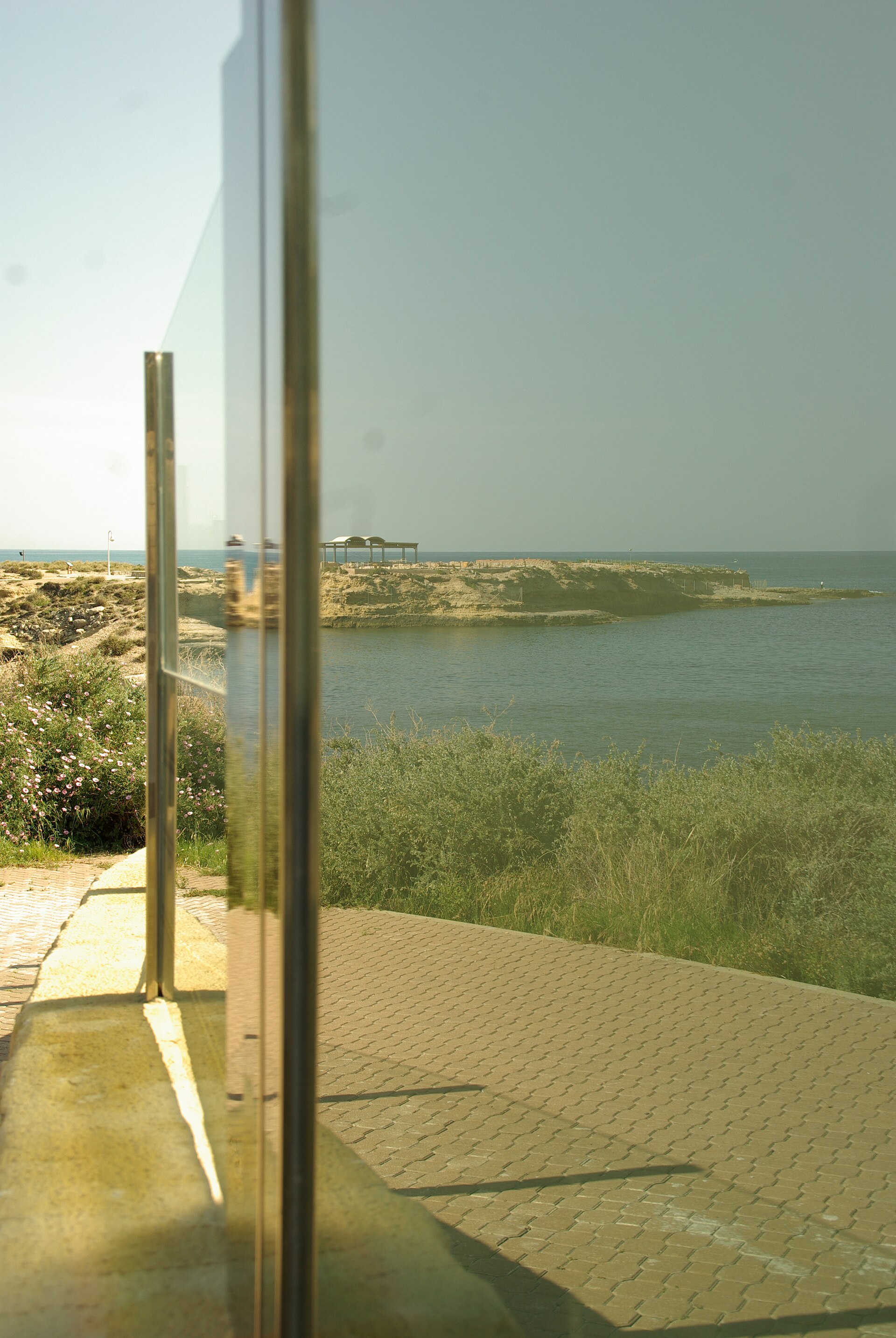 El Campello, paseo La Voramar con costa y embarcadero rocoso