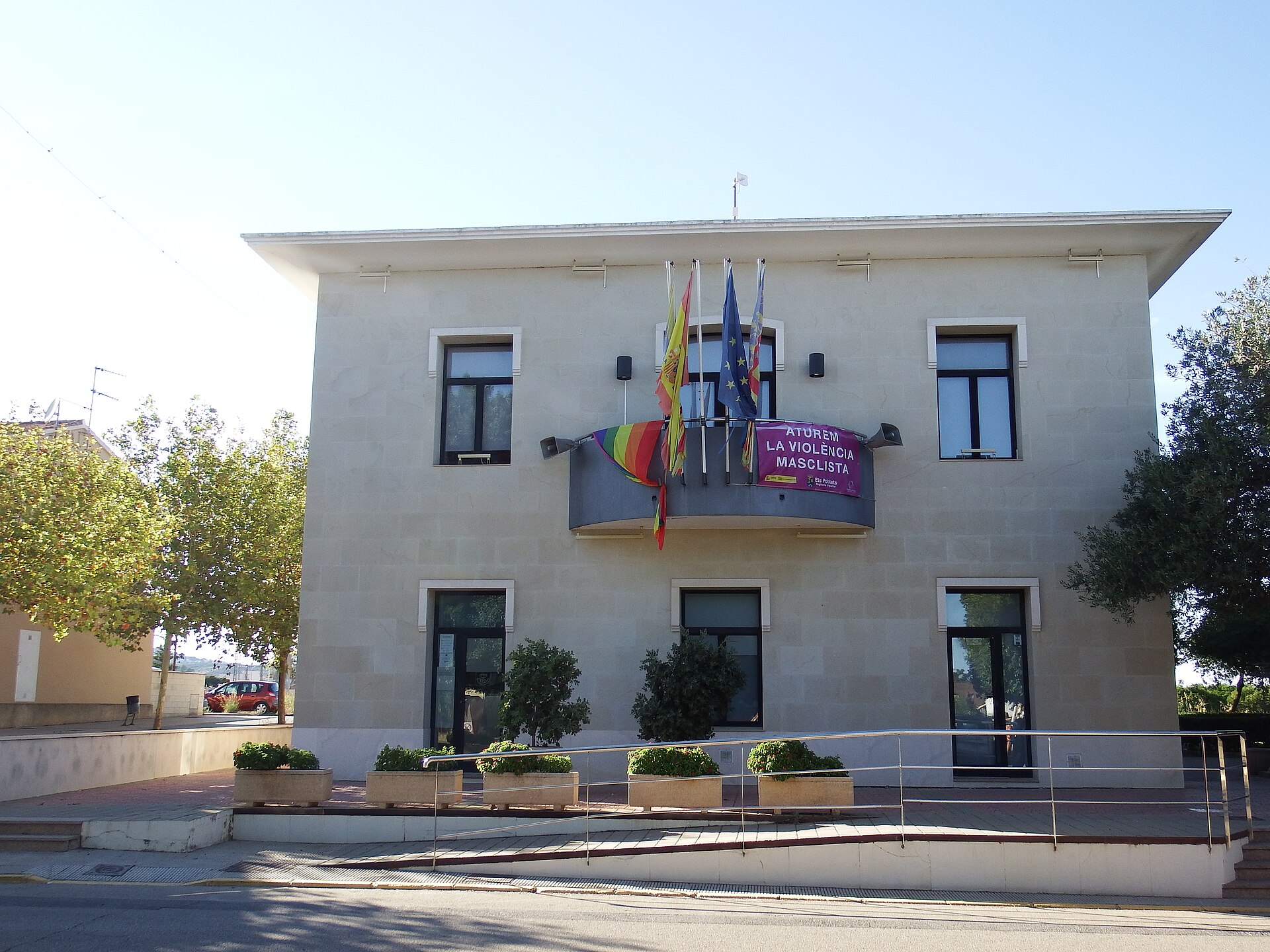 Fachada del ayuntamiento de Els Poblets con banderas