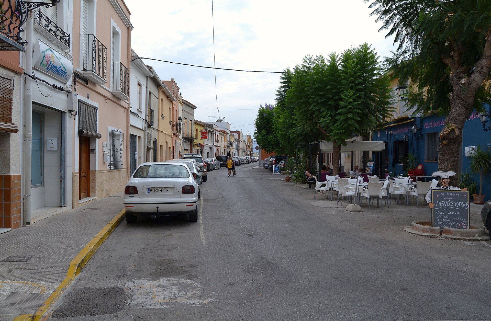Carrer de Sant Josep, Els Poblets, calle con terrazas y coches aparcados