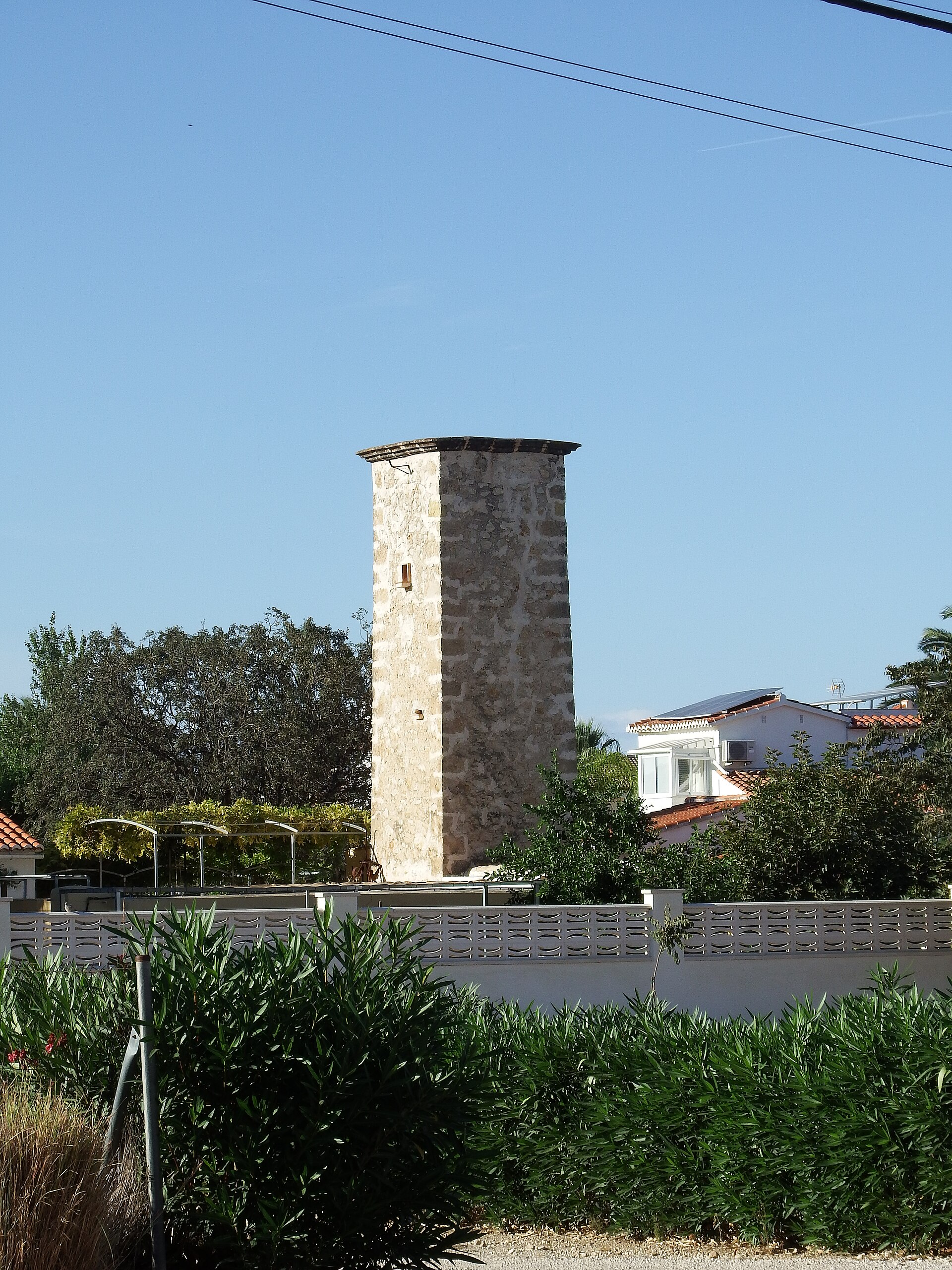 Torre de piedra en Els Poblets con jardín y viviendas