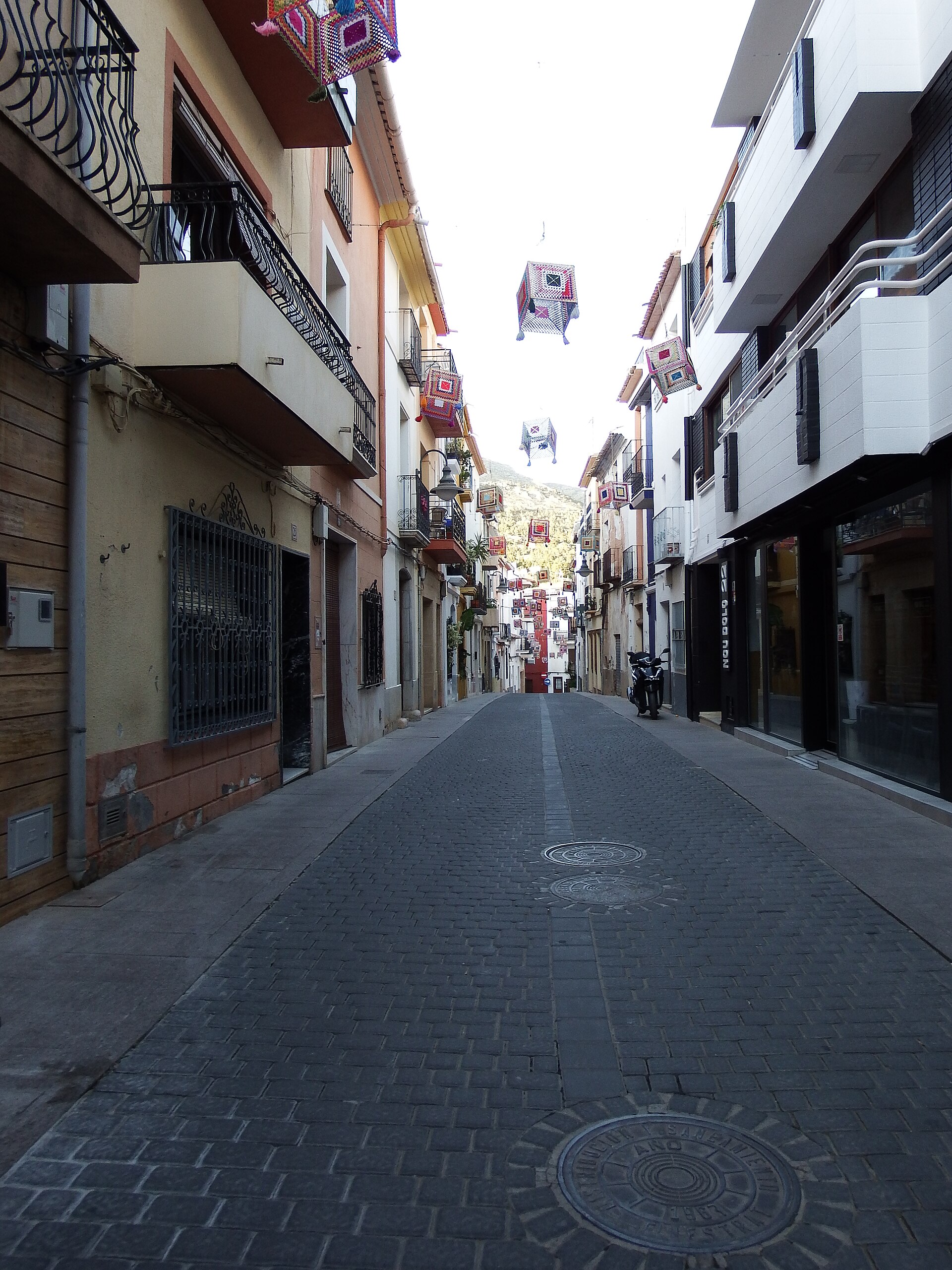 Calle decorada en Finestrat con farolillos colgantes