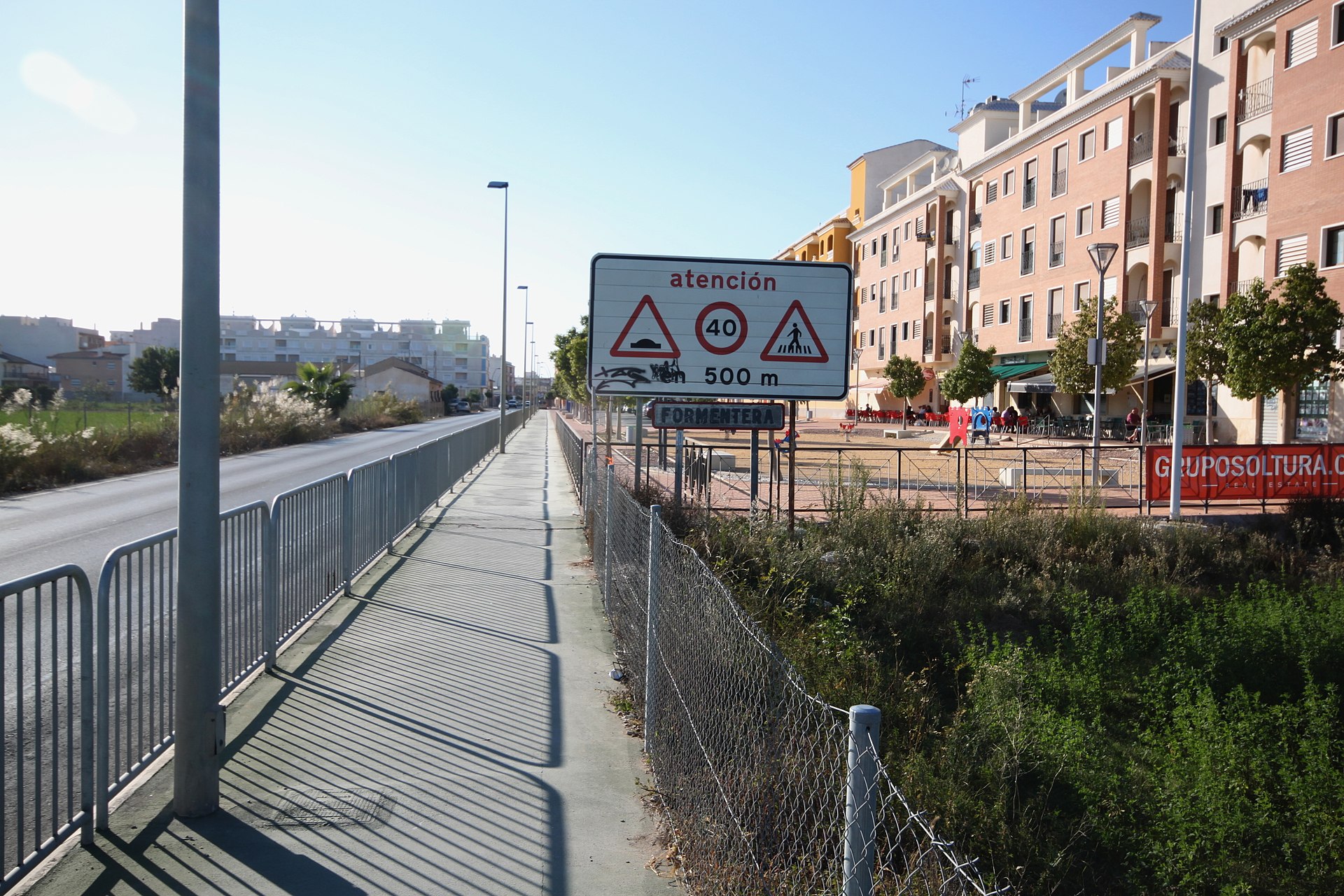 Formentera del Segura — Acceso desde la carretera, señal de entrada
