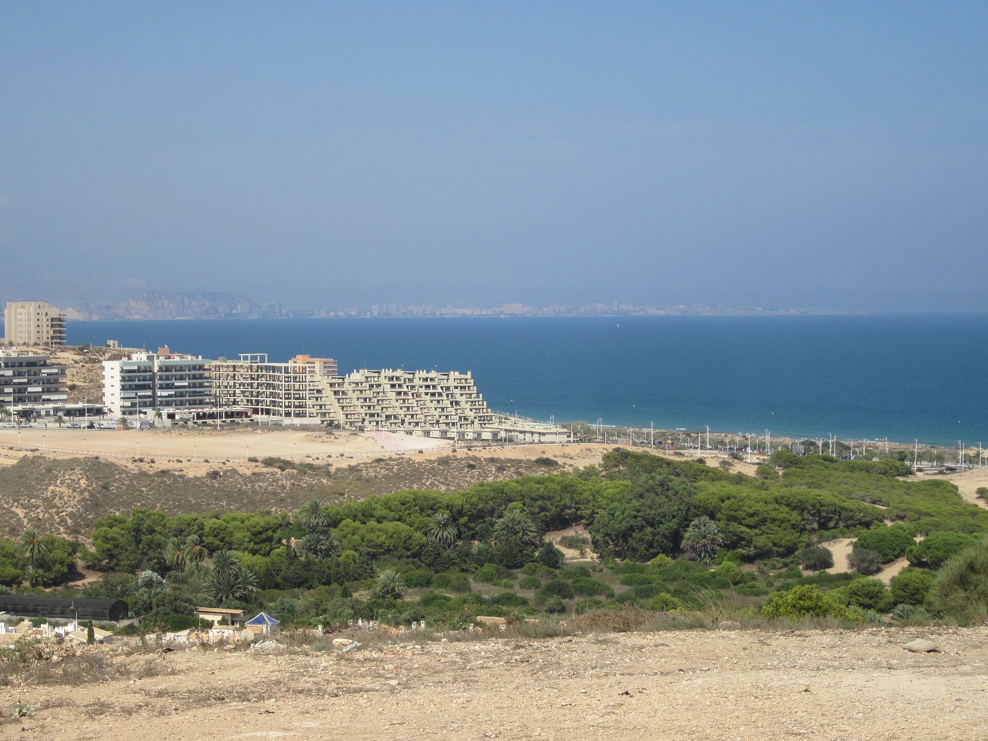 Gran Alacant, coste y edificios en primer plano