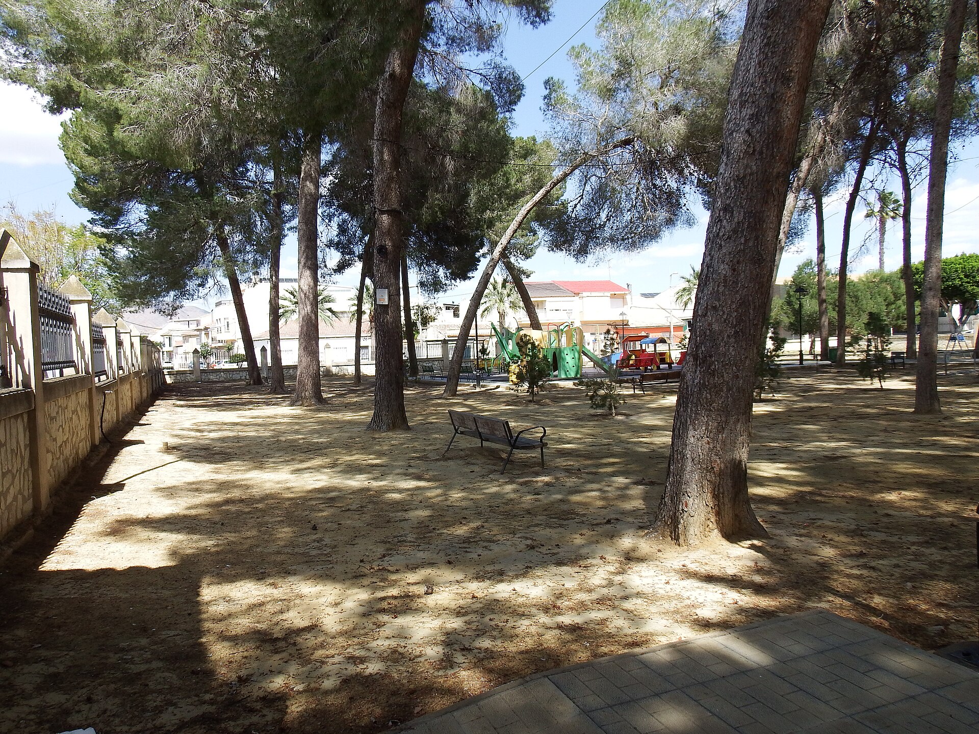 Jacarilla, interior del parque con pinar y zona de juegos