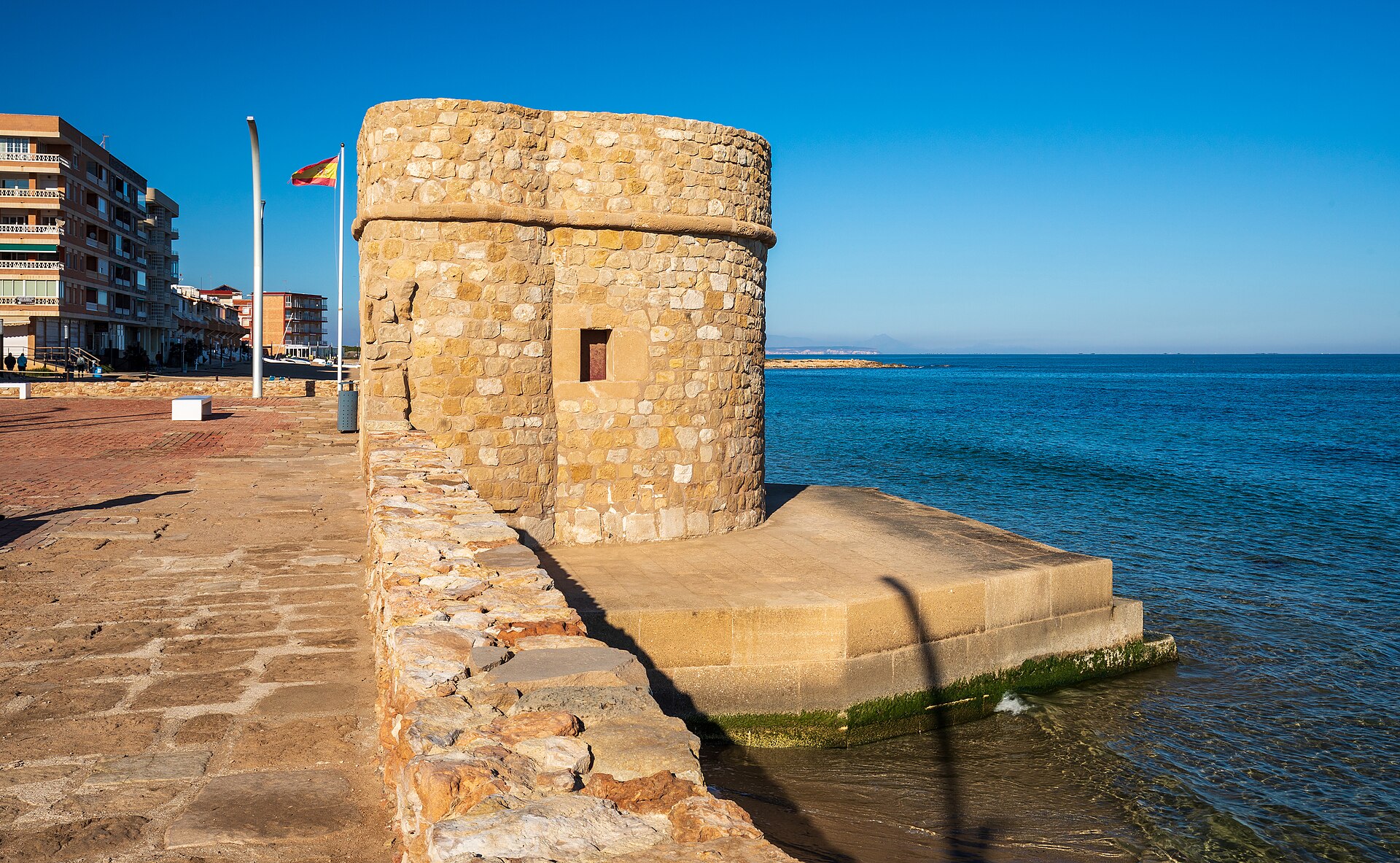 Torre de La Mata junto al mar