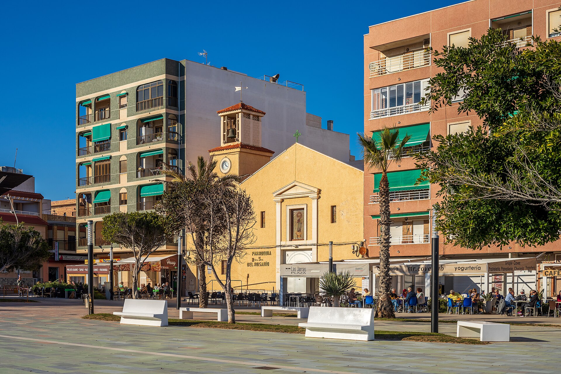 Plaza Encarnación de Puchol y Parroquia Nuestra Señora del Rosario
