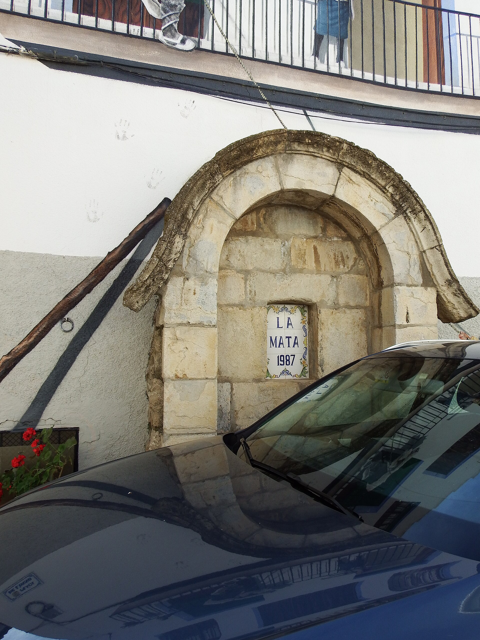 La Mata — placa cerámica con el nombre del pueblo
