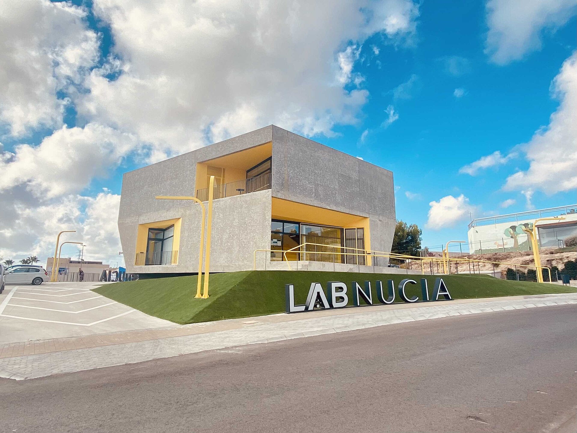 Edifici LAB NUCIA amb rètol i accés exterior