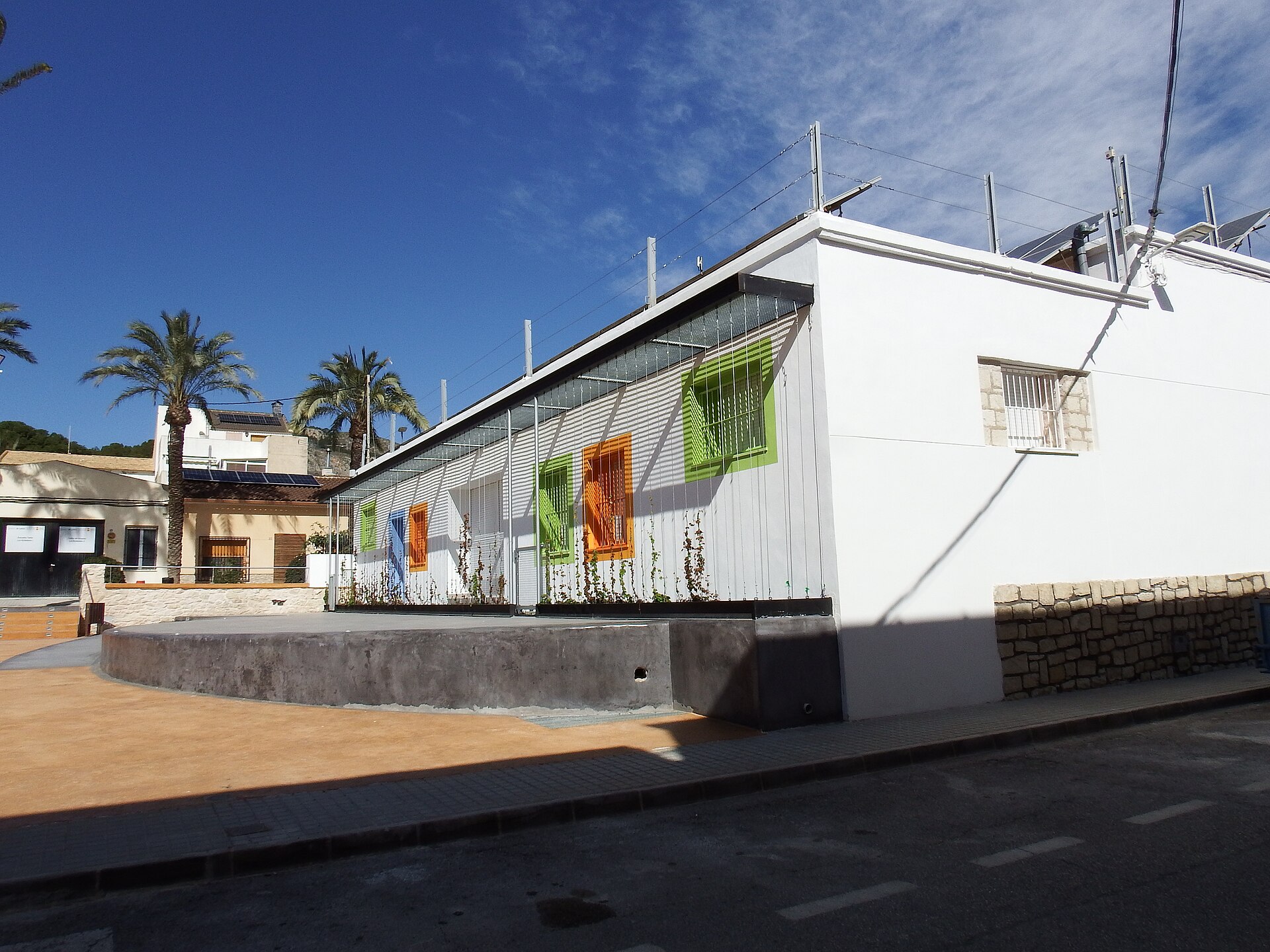 Plaza con palmeras y edificio de colores en La Romana
