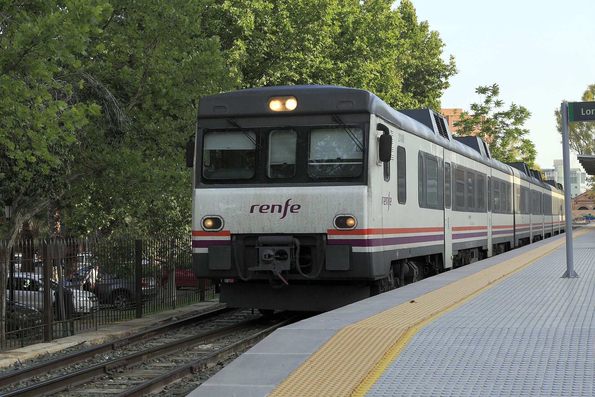 Tren en andén de Lorca‑Sutullena, vista cercana del convoy