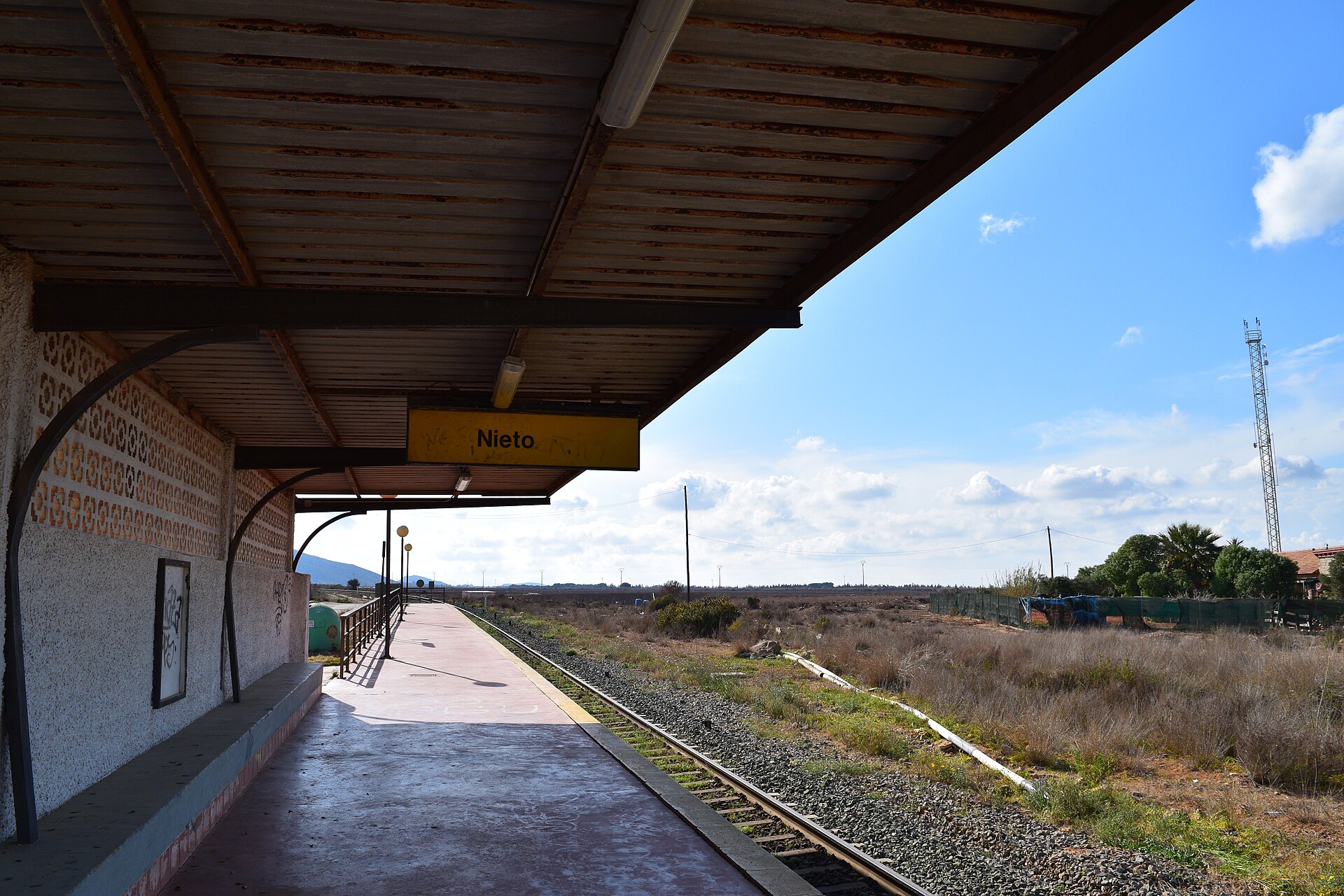 Andén y señal con texto 'Nieto' en la estación de Los Nietos Viejos