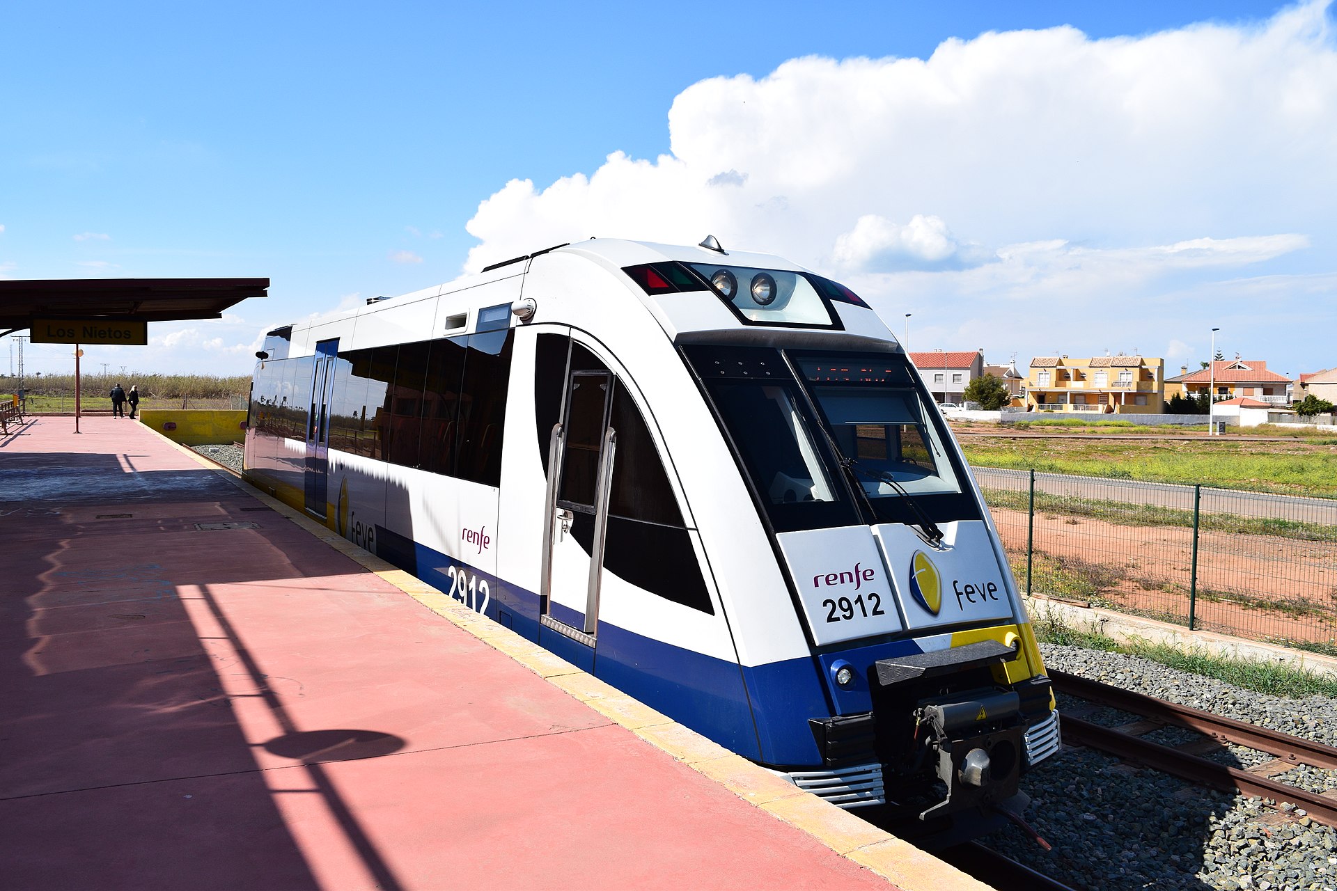 Estación de Los Nietos, tren Renfe FEVE en andén
