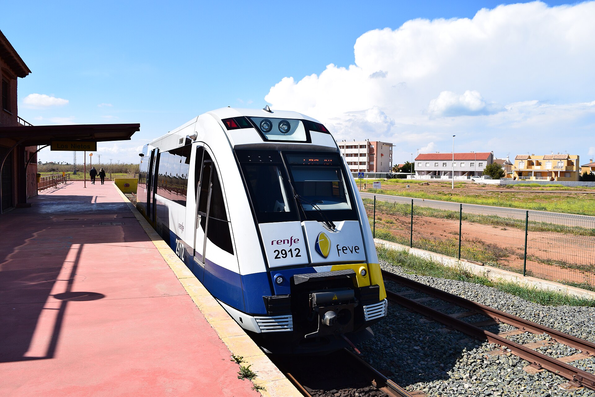 Frente del tren renfe 2912 en la estación de Los Nietos