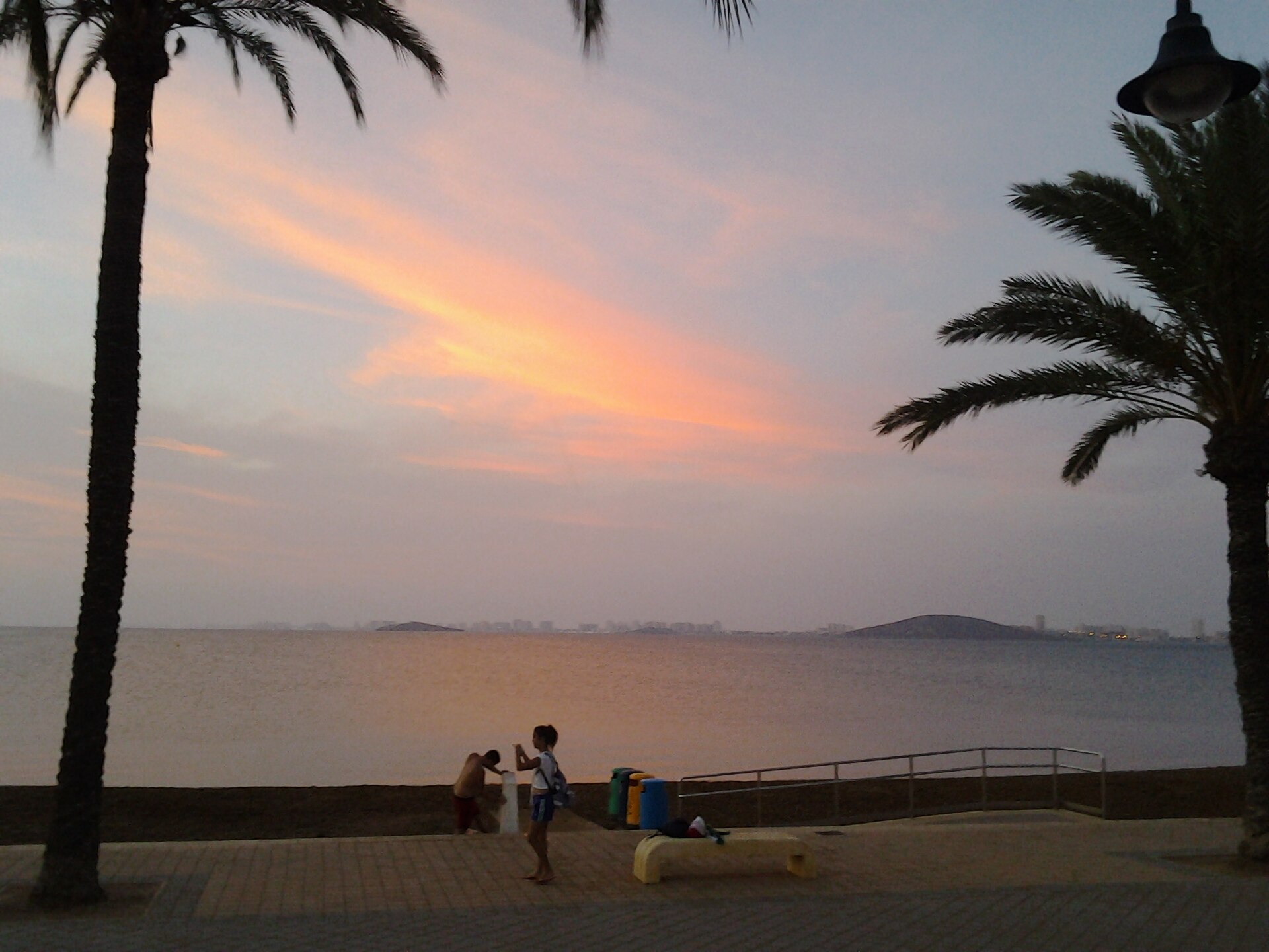 Atardecer sobre el Mar Menor visto desde el paseo de Mar de Cristal
