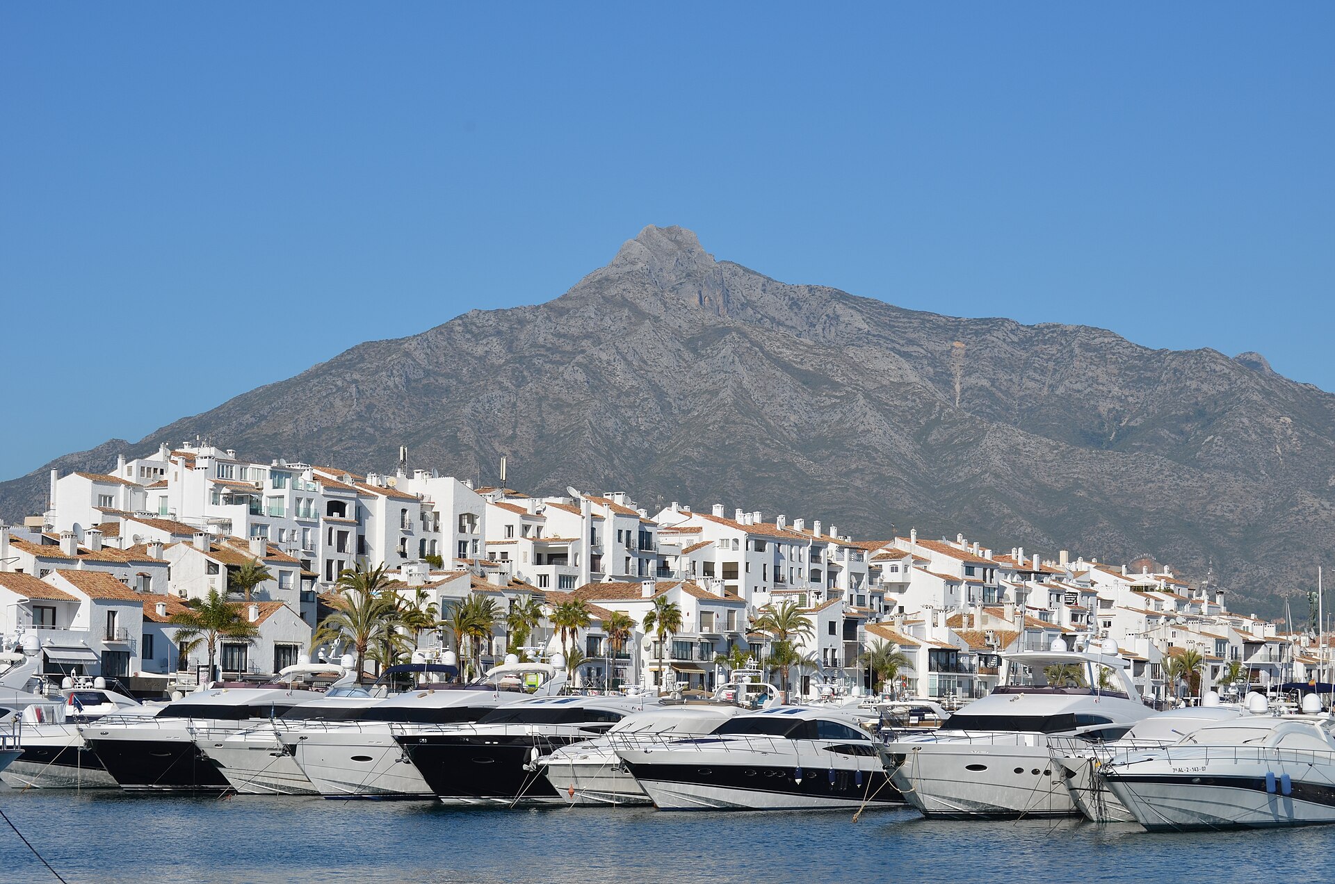 Puerto Banús (Marbella) con embarcaciones y La Concha al fondo