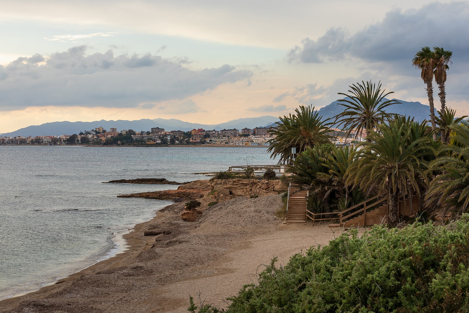 Playa de la Raja, Puerto de Mazarrón, vista de la costa y la bahía con palmeras.