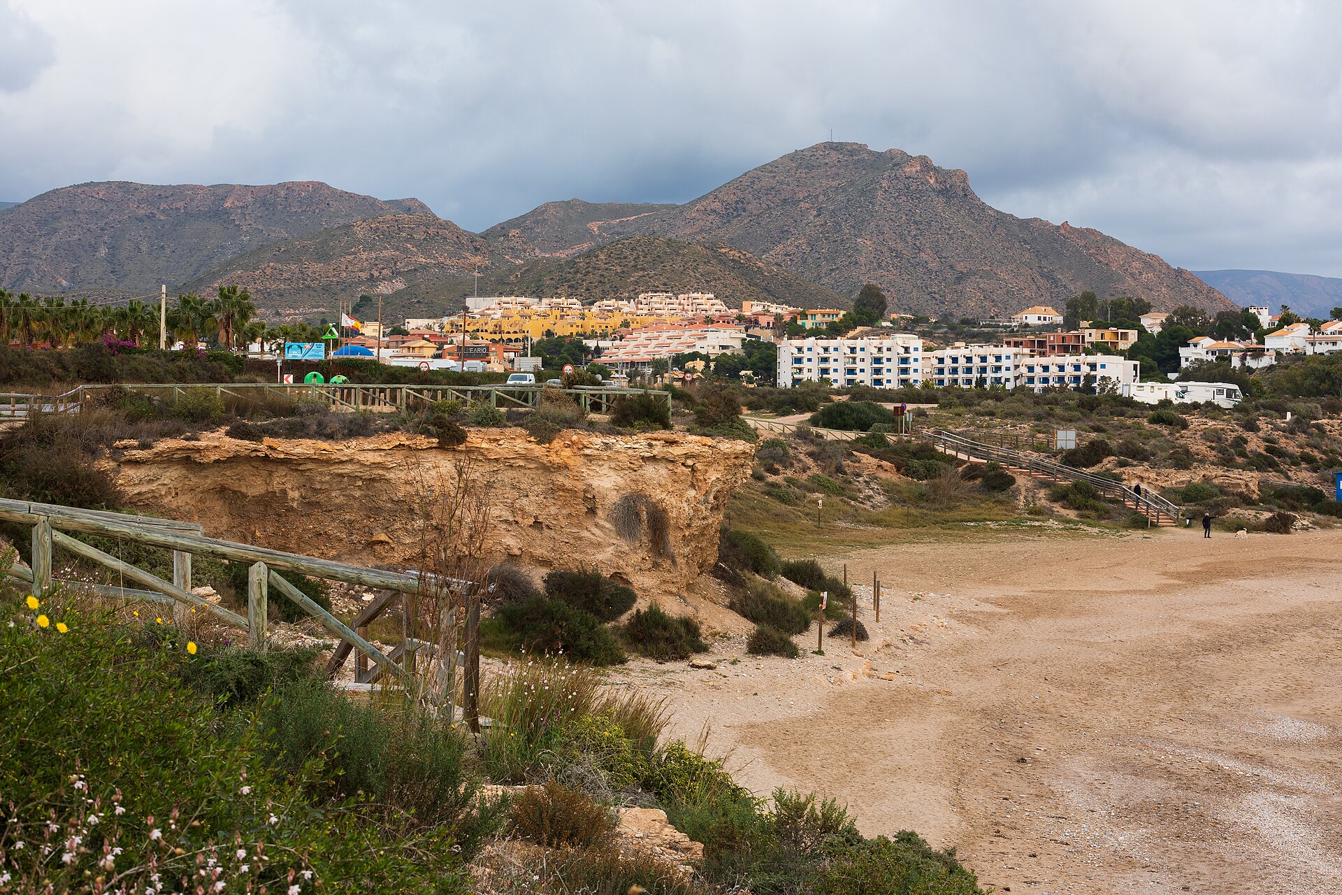 Playa del Mojón y edificios de El Mojón, Puerto de Mazarrón.