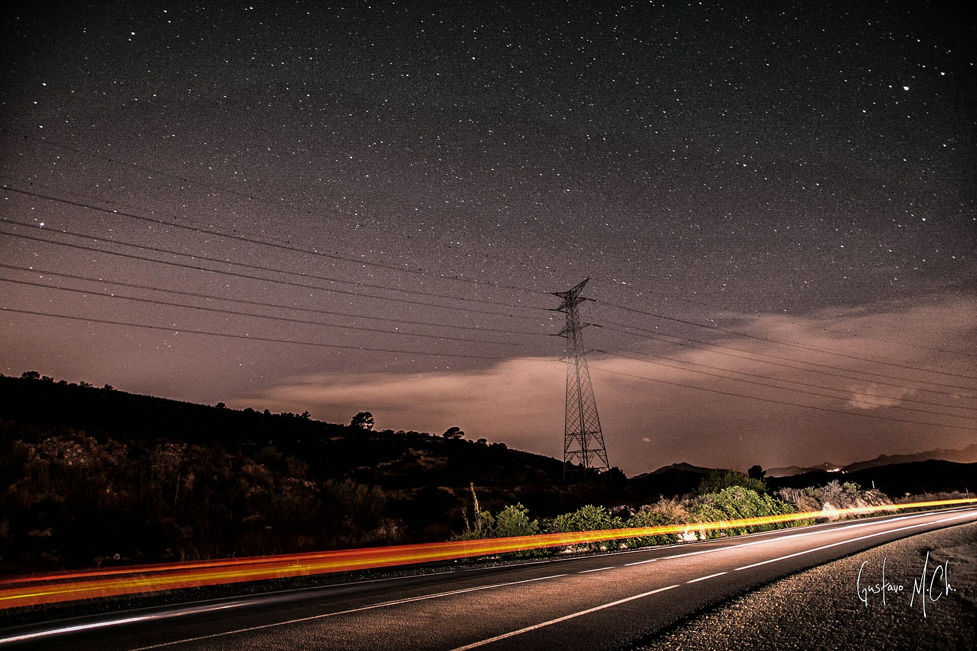 Cielo estrellado y torre eléctrica en el entorno de Monforte del Cid