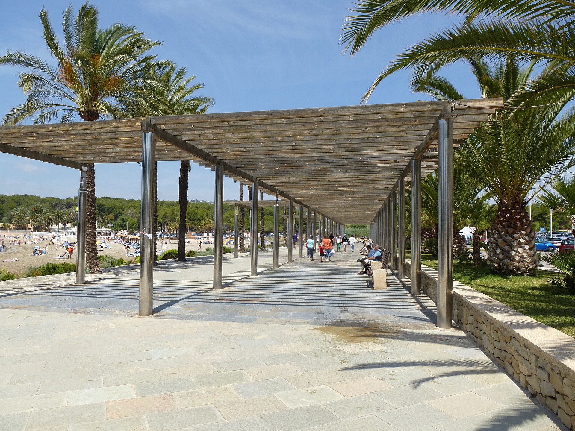 Pérgola peatonal junto a la playa de Moraira
