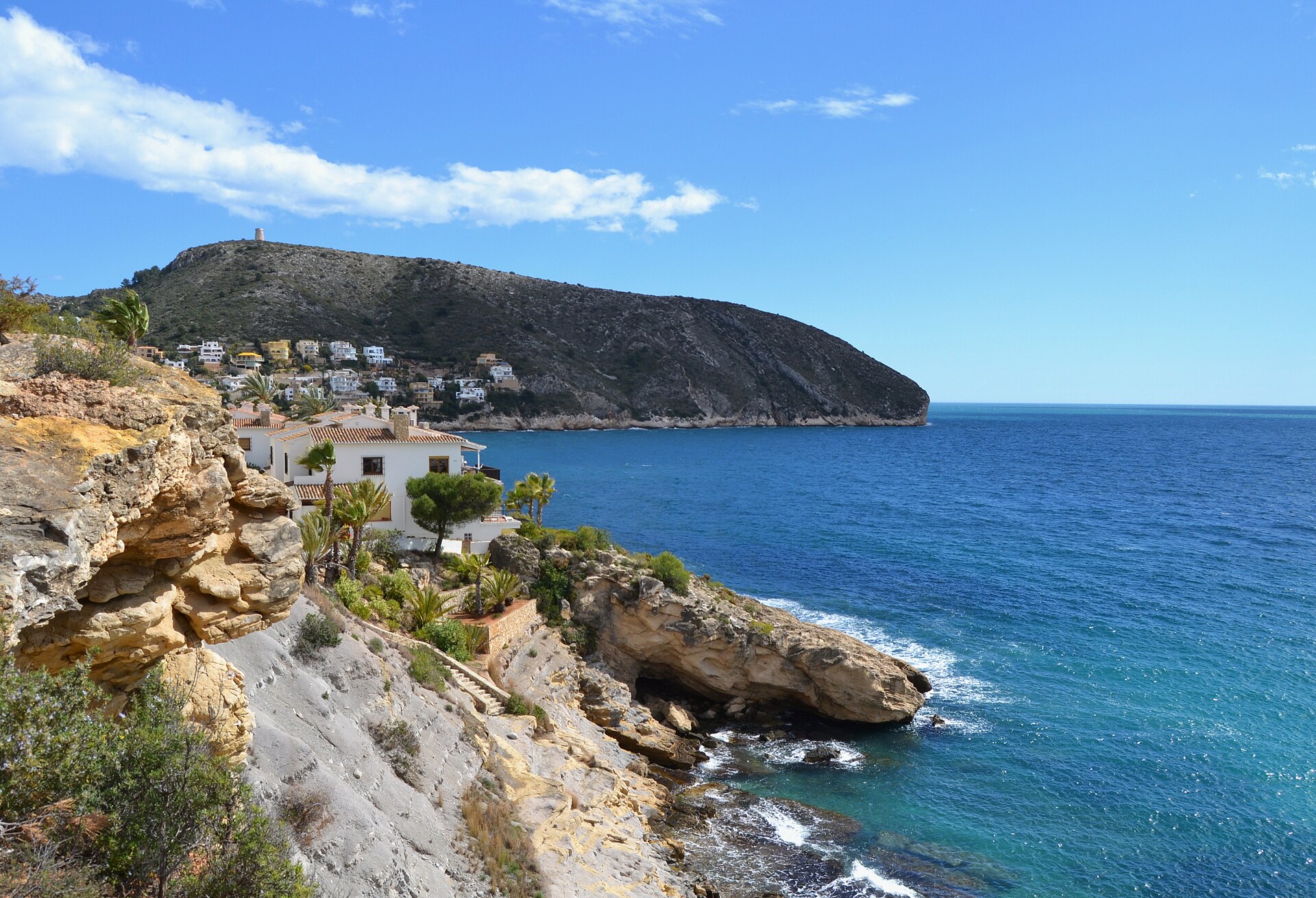 Acantilado y viviendas junto al Cap d'Or