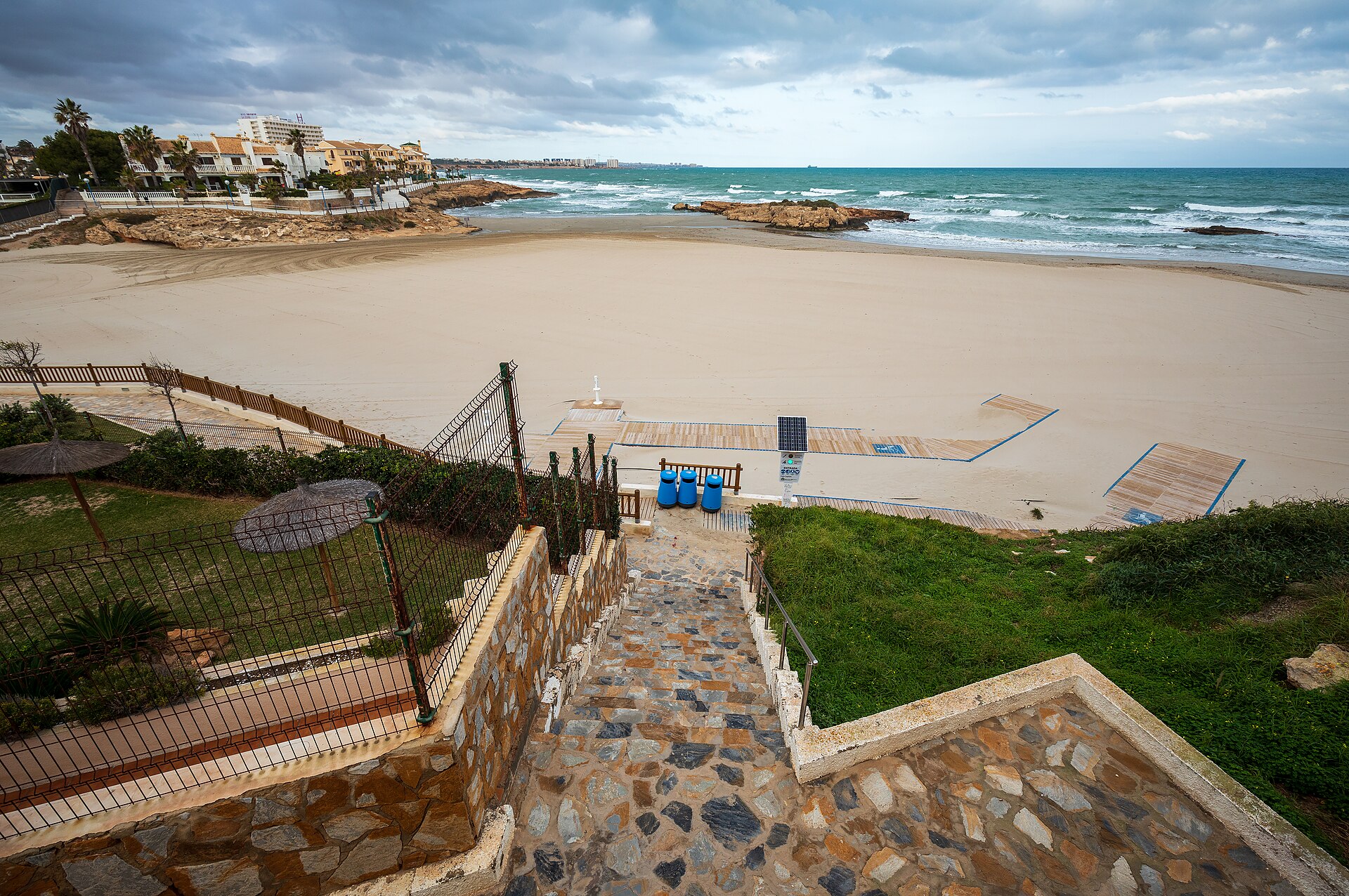 Cala Capitán en Cabo Roig, playa y roca desde mirador