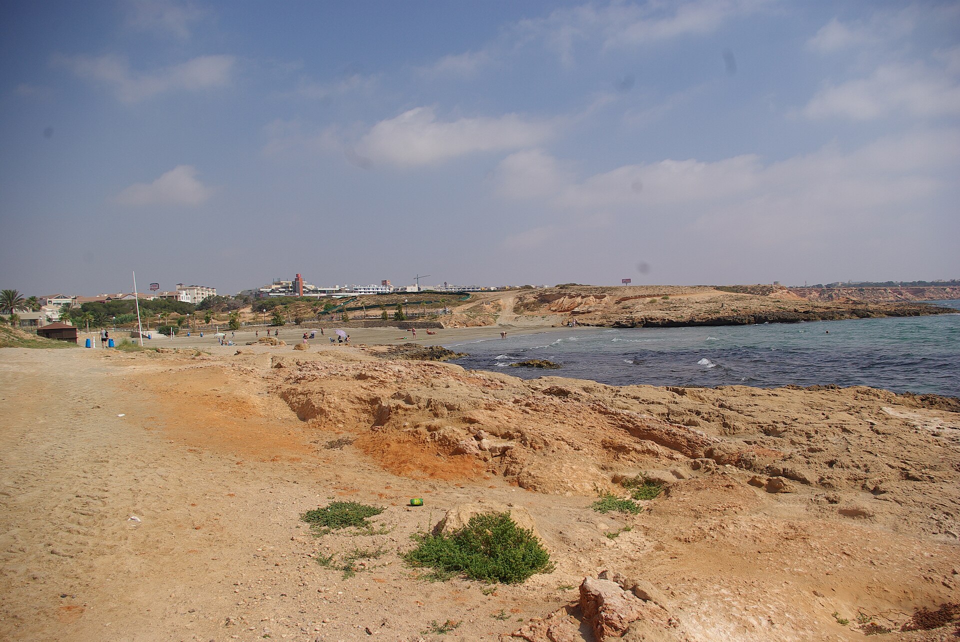 Panorámica de calas y playa en Playa Flamenca