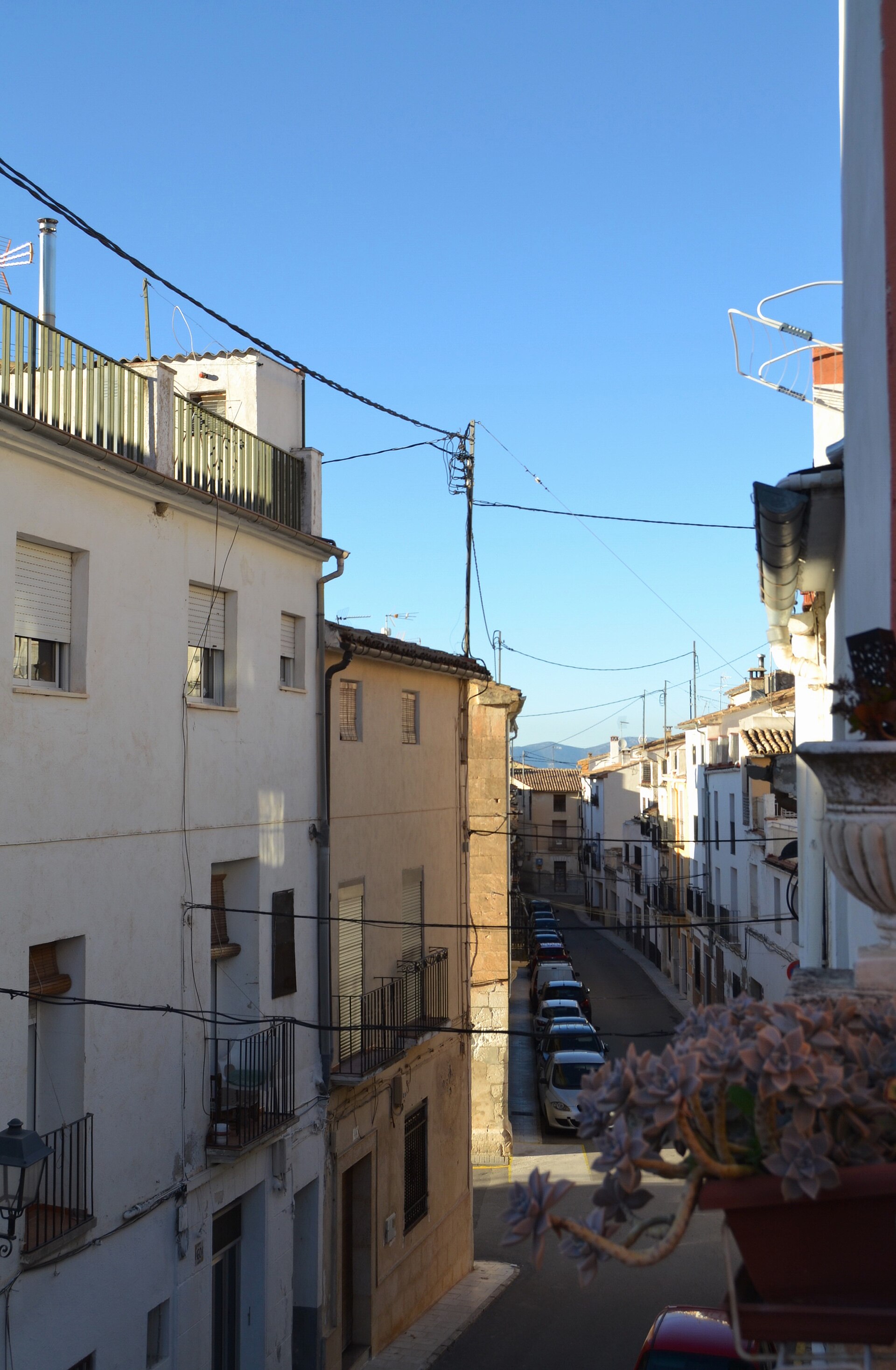 Carrer de la Verge del Patrocini al centre de Penàguila.