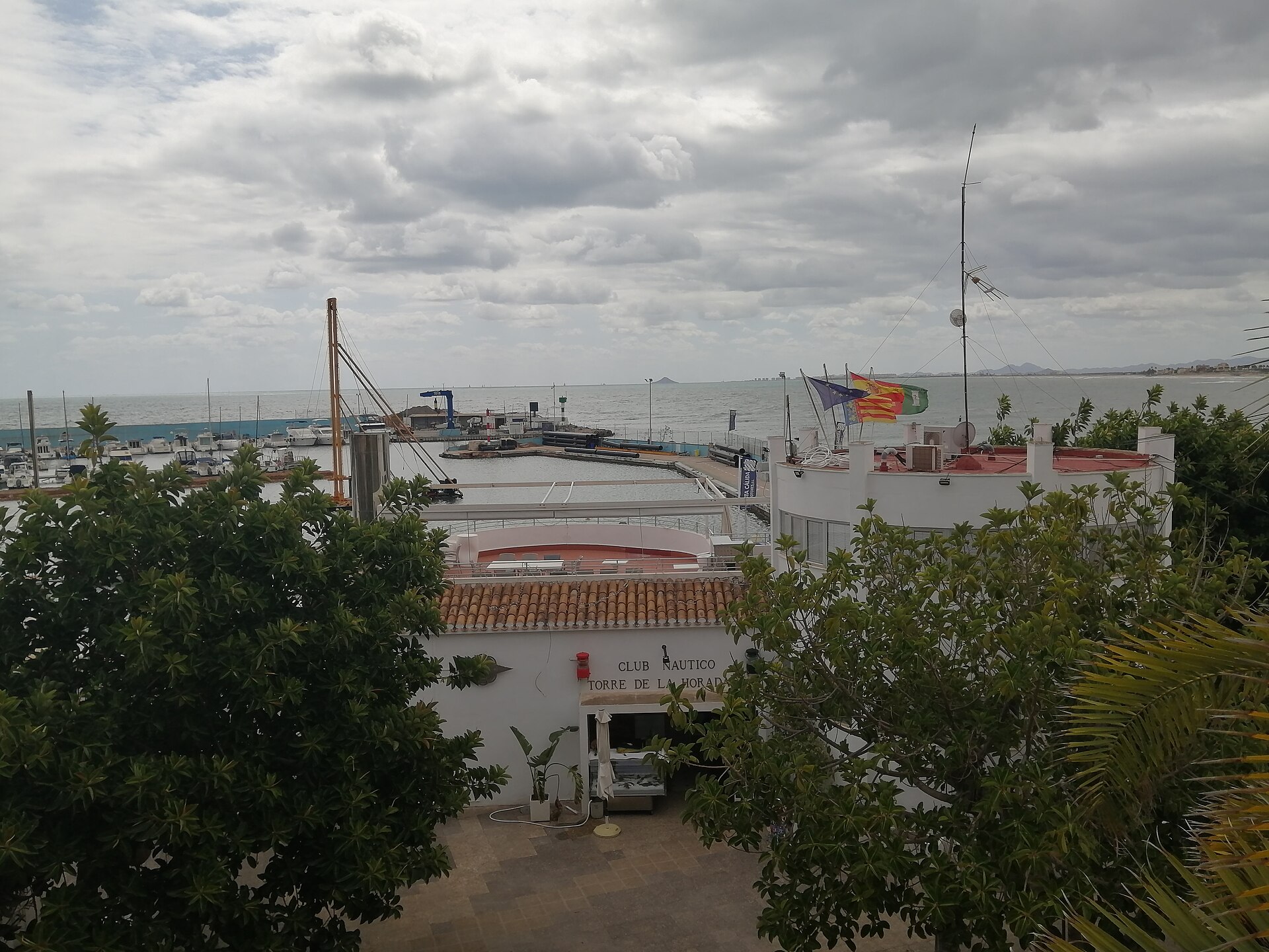 Panorámica del puerto y la línea de costa en Torre de la Horadada