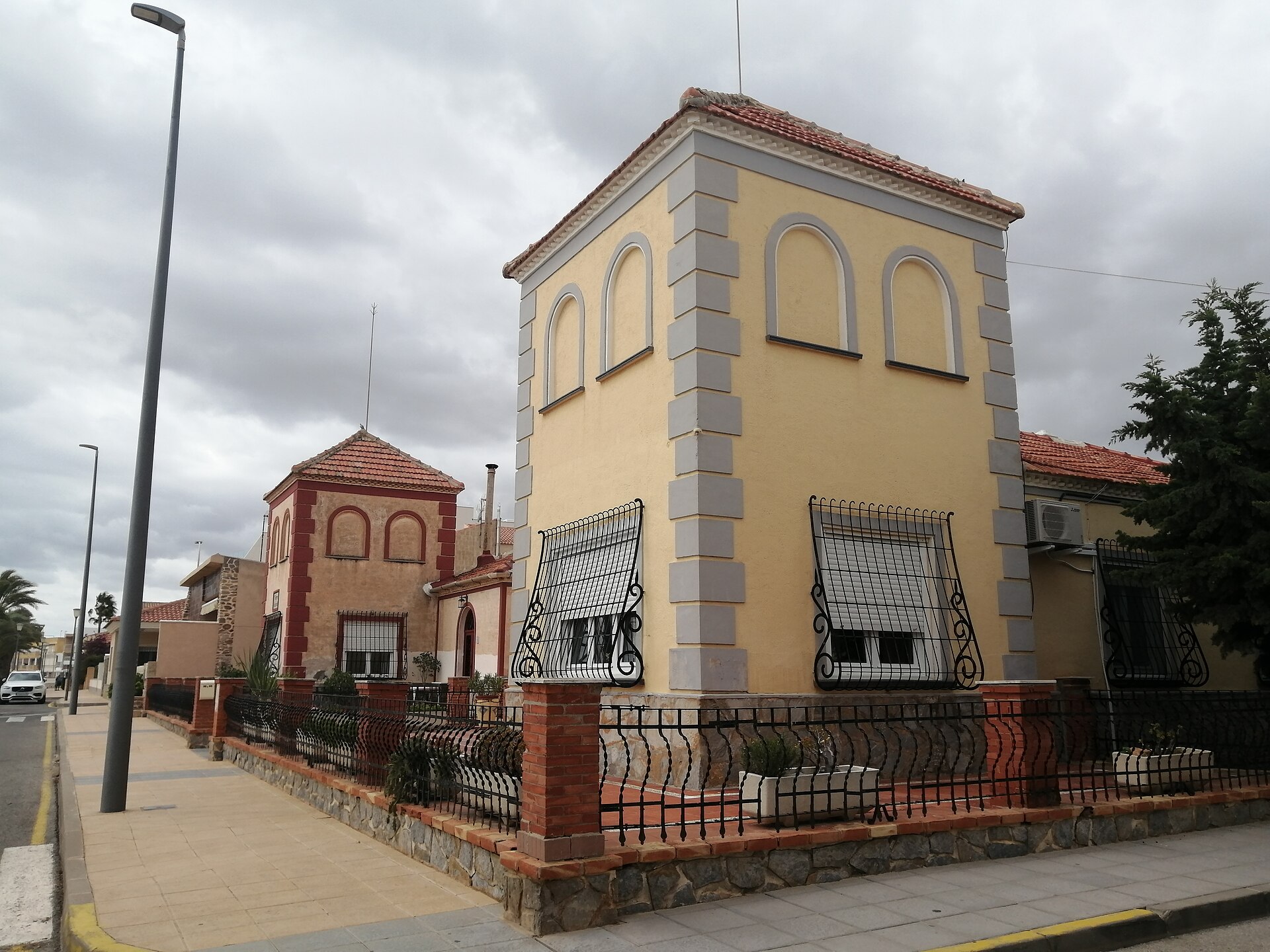 Villas junto al paseo en Torre de la Horadada, fachadas y acera