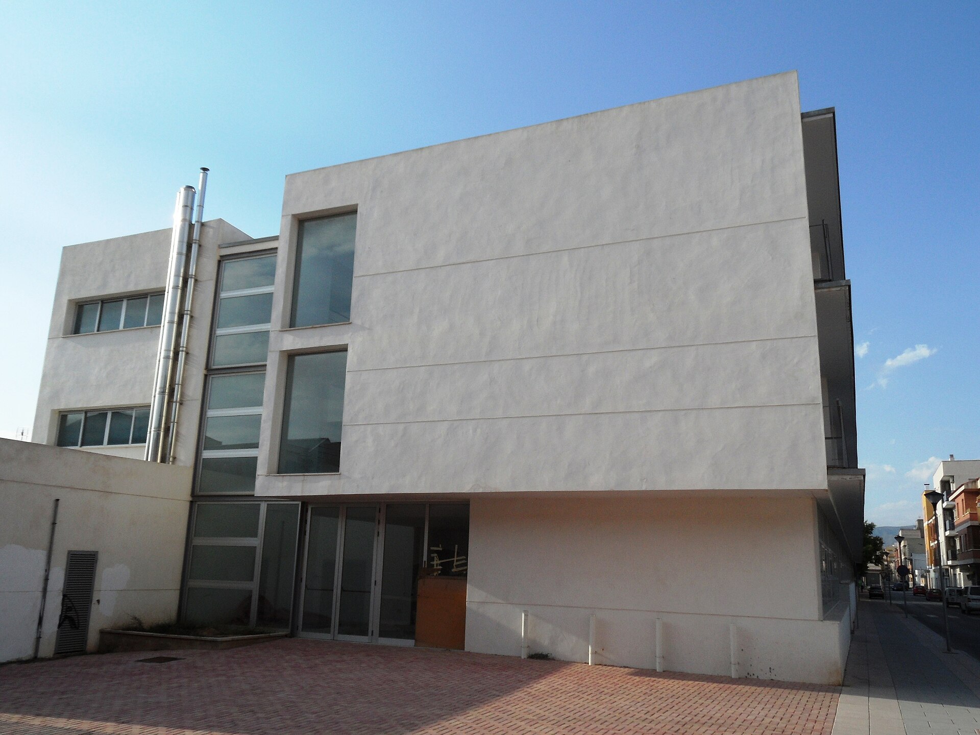 Pinoso — nueva Casa de Cultura (fachada moderna)