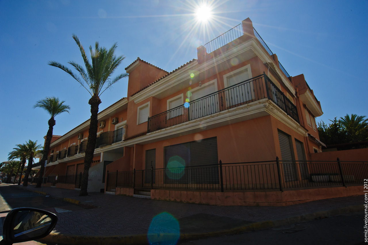 Calle del Puerto de Mazarrón con palmeras y fachadas