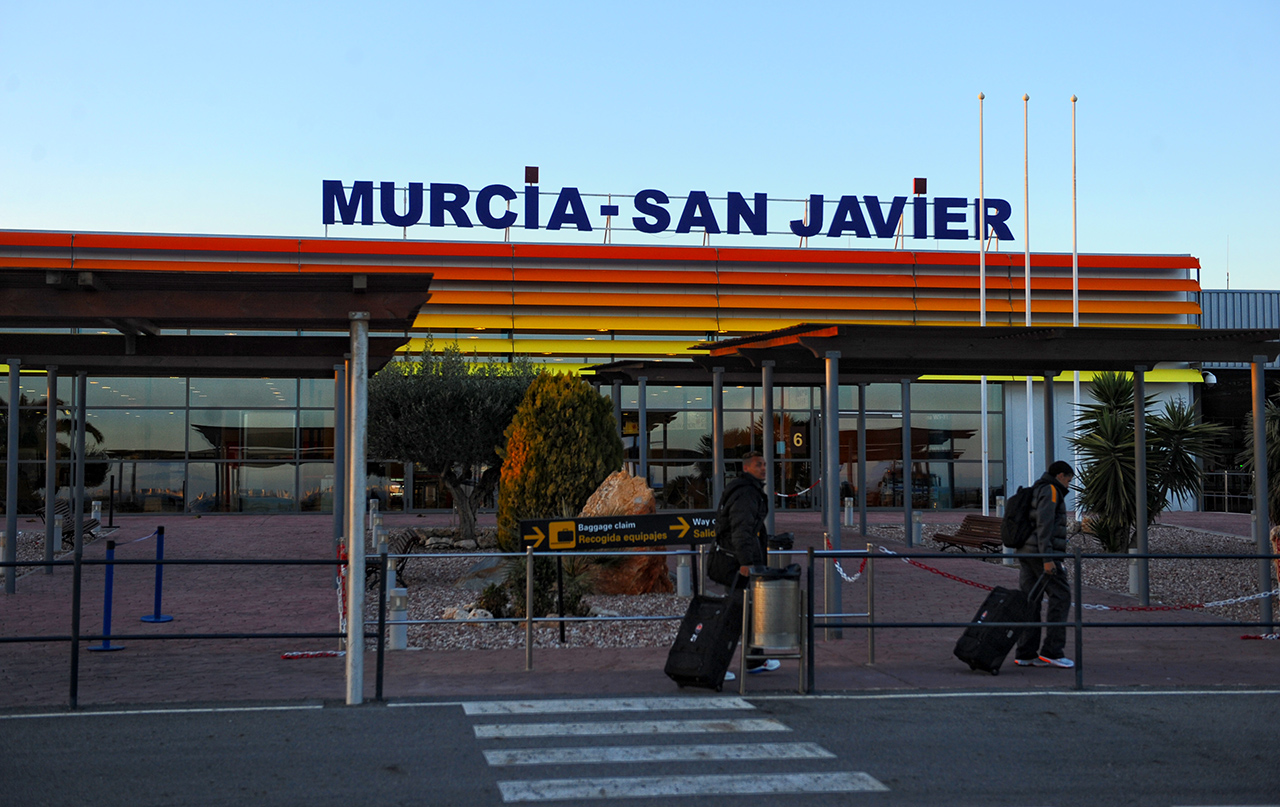 Acceso peatonal exterior del Aeropuerto Murcia–San Javier