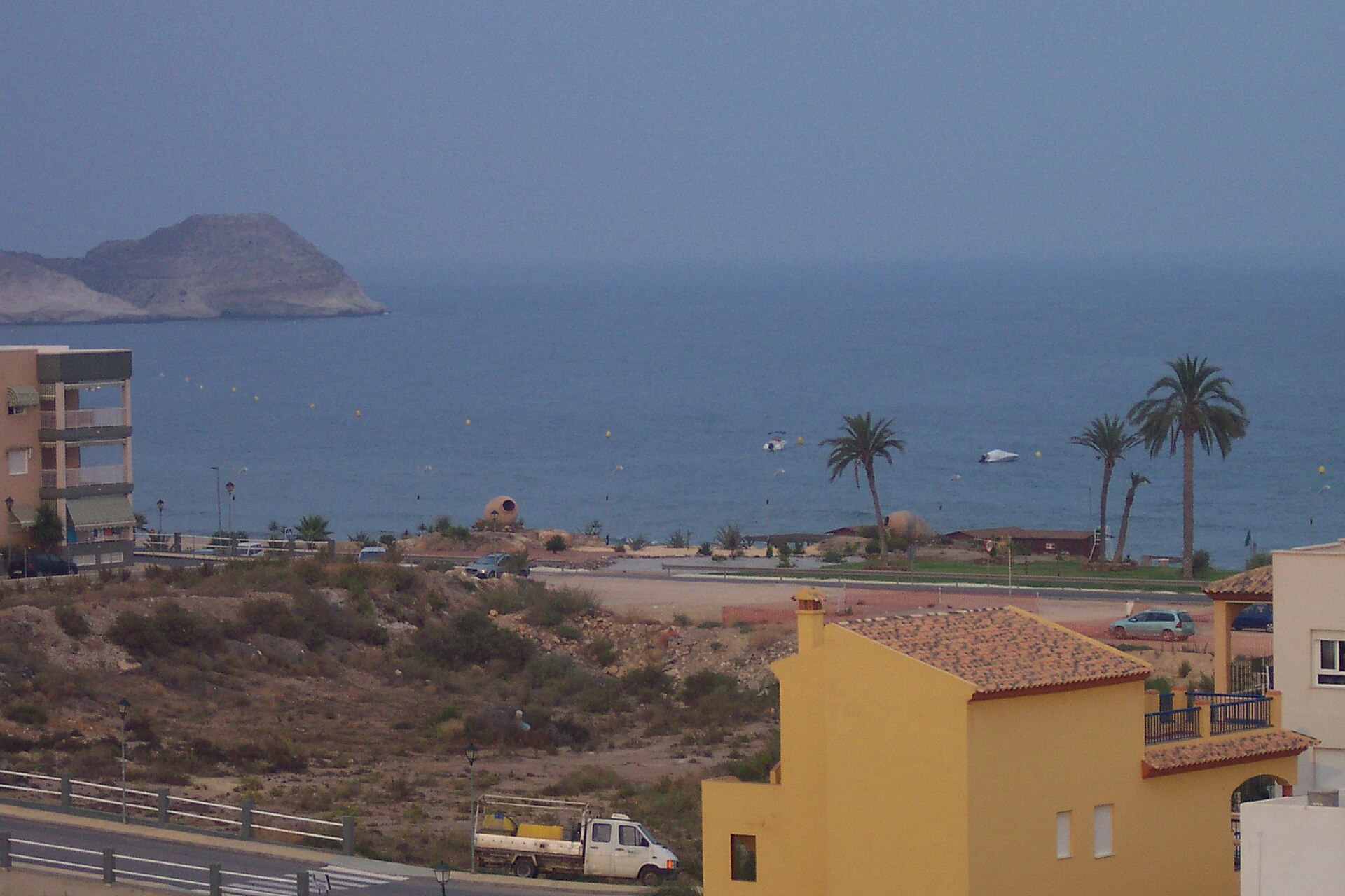 Playa de San Juan de los Terreros con palmeras y promenade