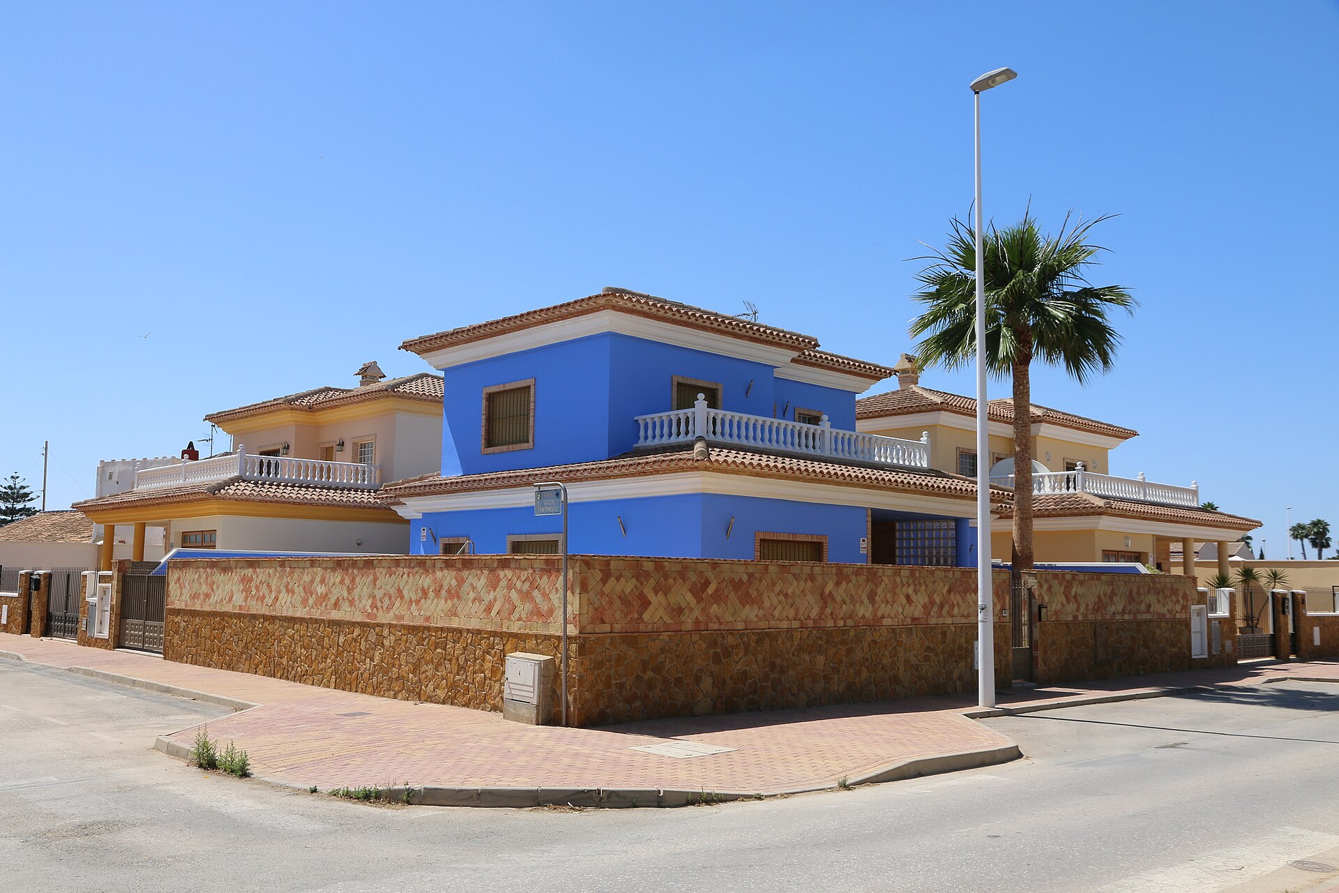 Viviendas y calle residencial en San Pedro del Pinatar