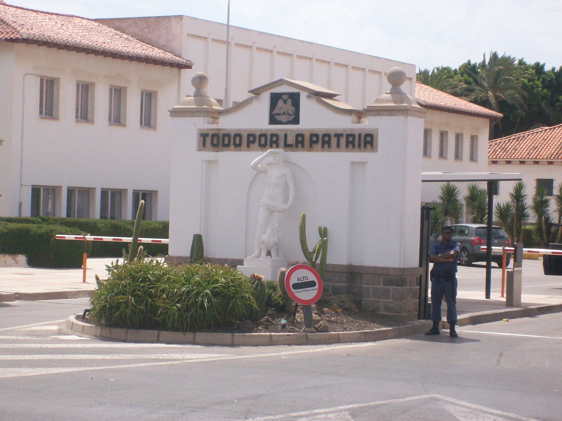 Entrada y templete con inscripción de la Academia General del Aire en Santiago de la Ribera