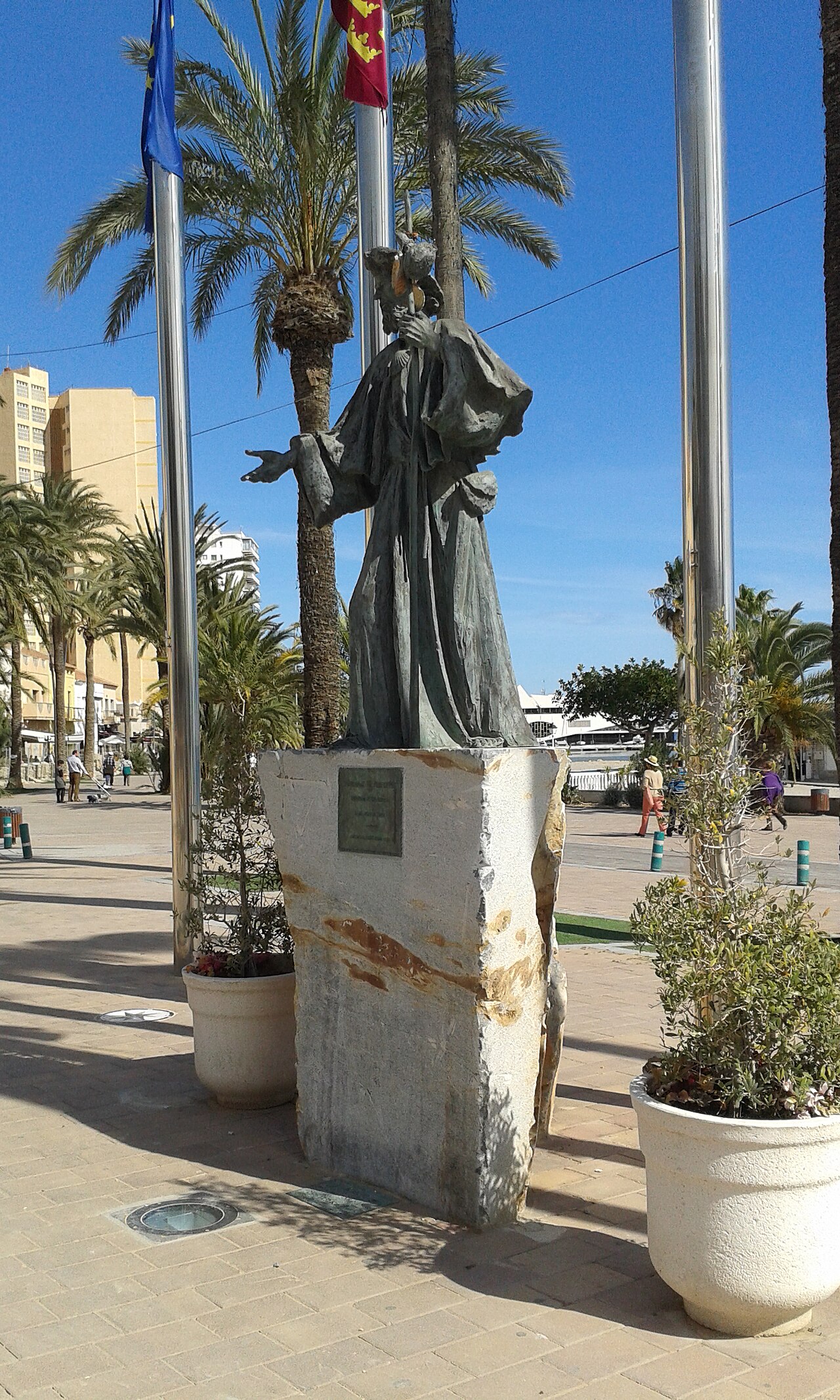 Escultura de Santiago Apóstol en el paseo marítimo de Santiago de la Ribera
